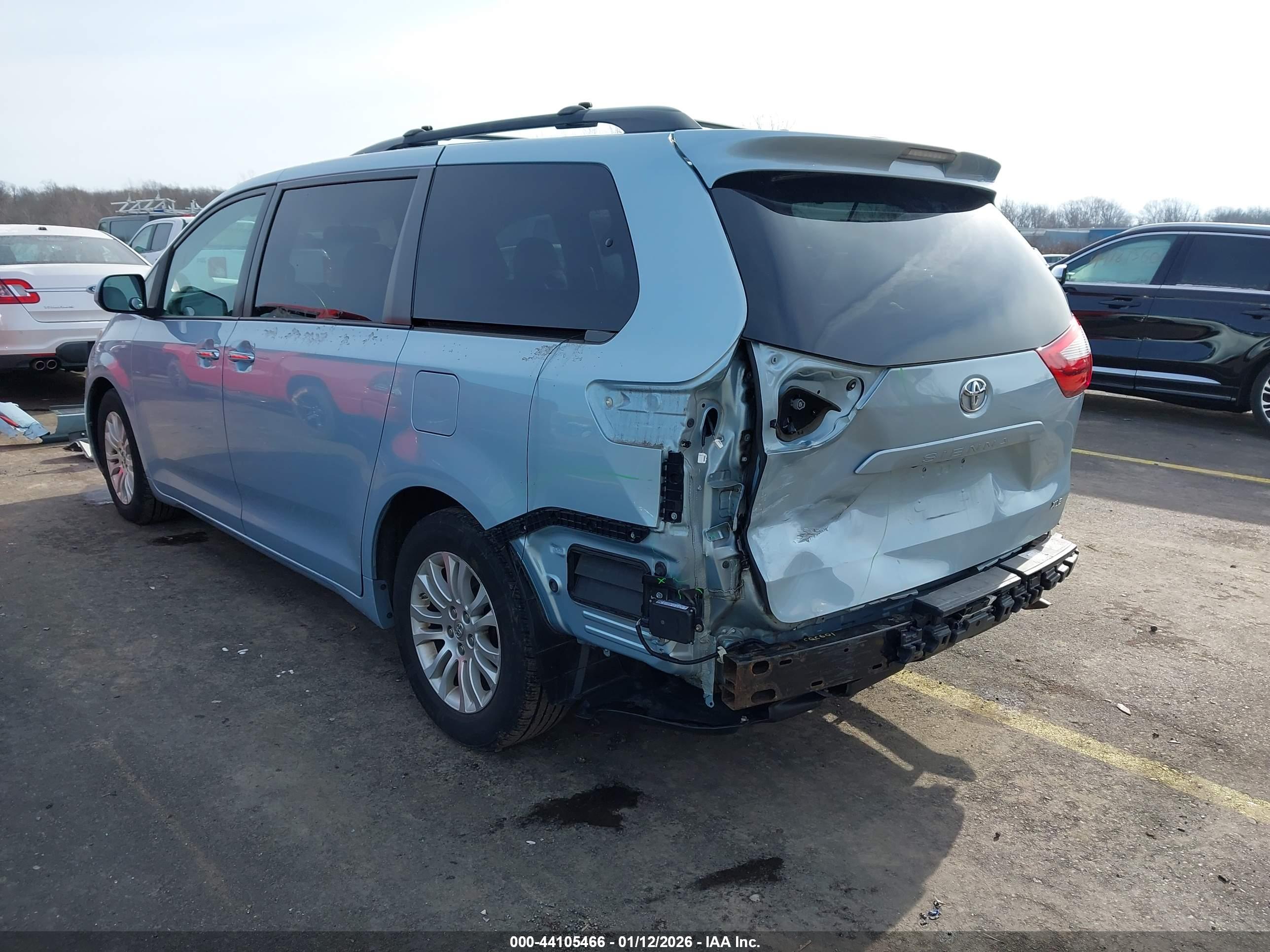 TOYOTA SIENNA image 3