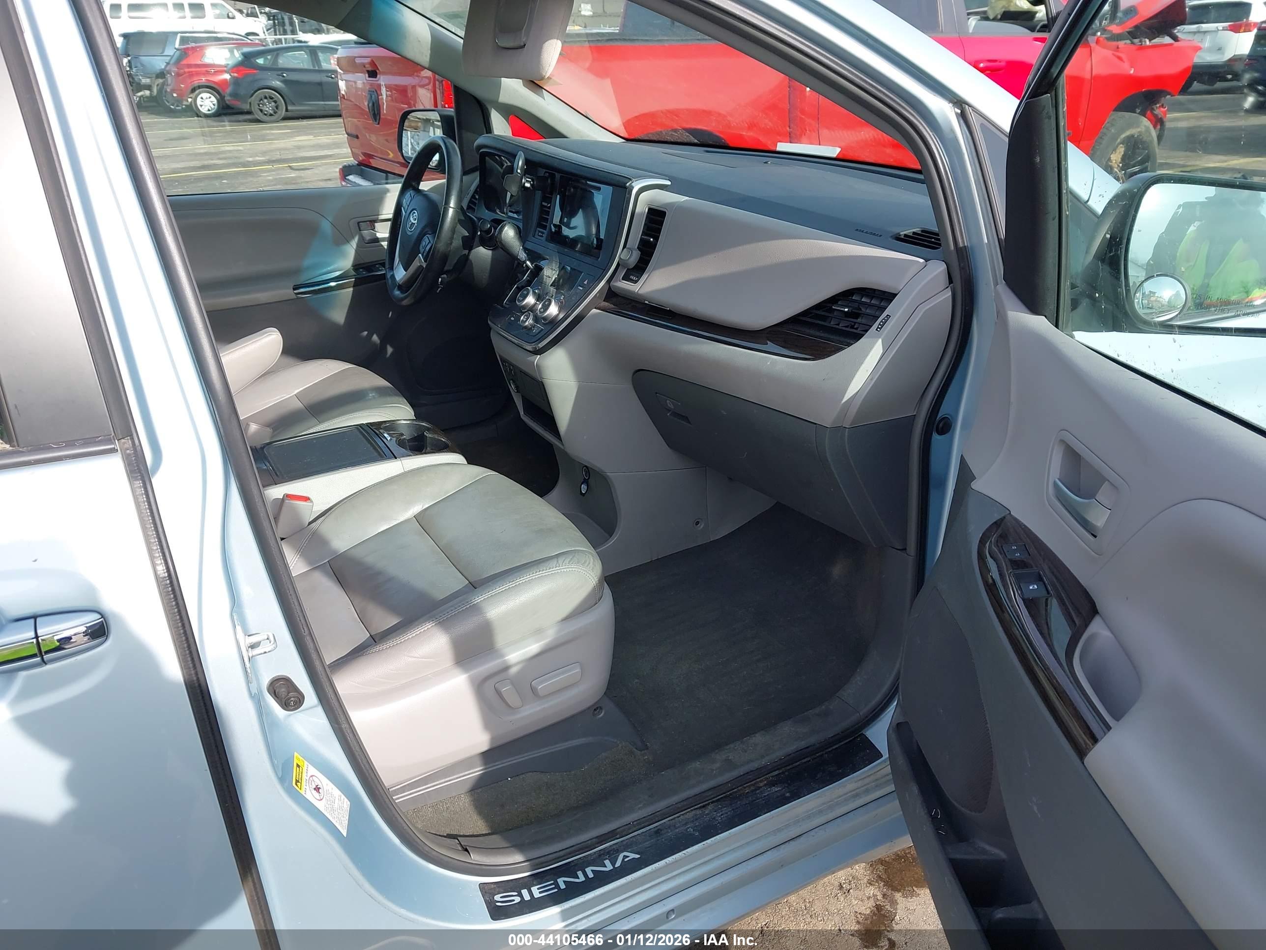 TOYOTA SIENNA image 5