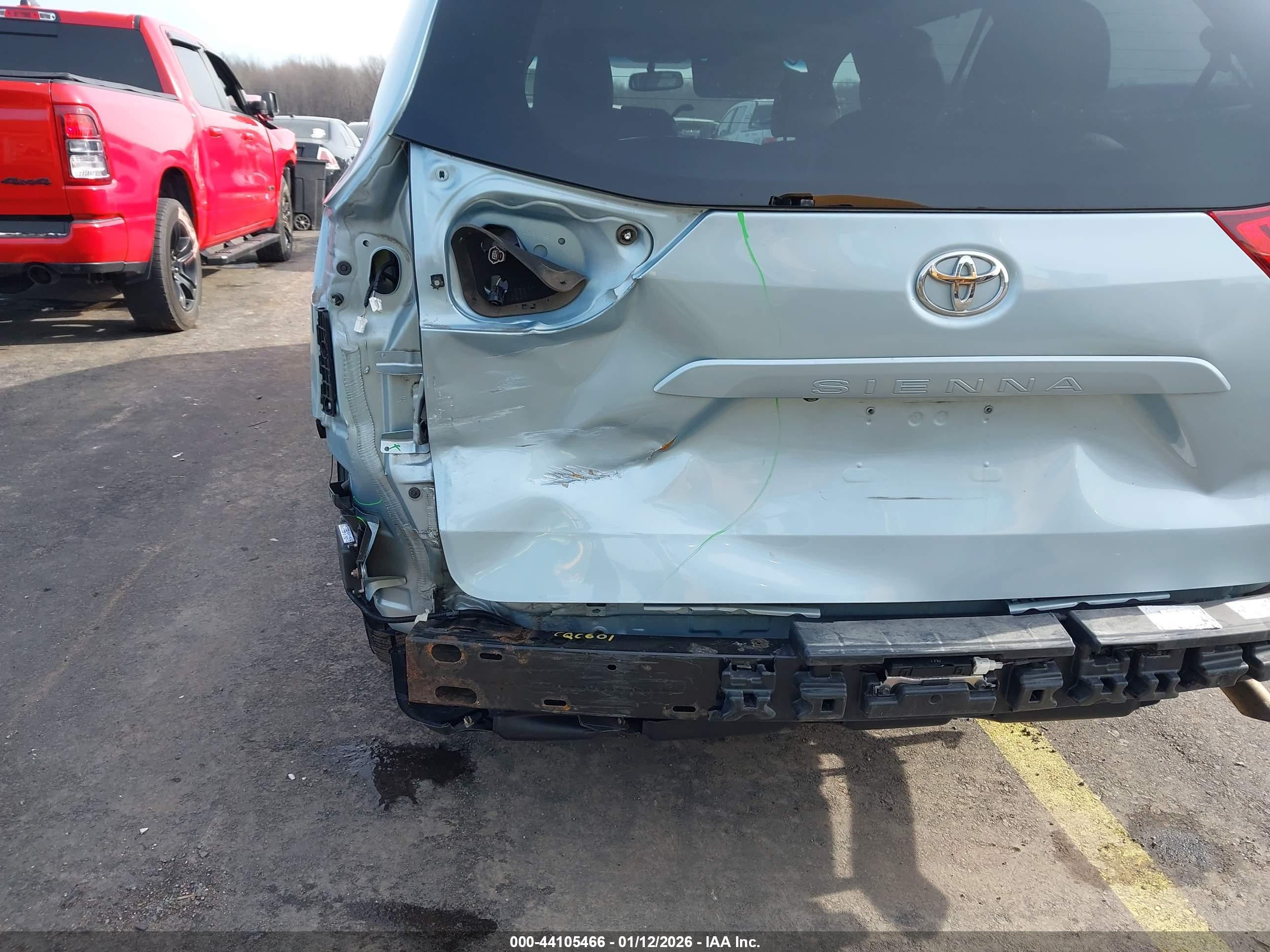 TOYOTA SIENNA image 6