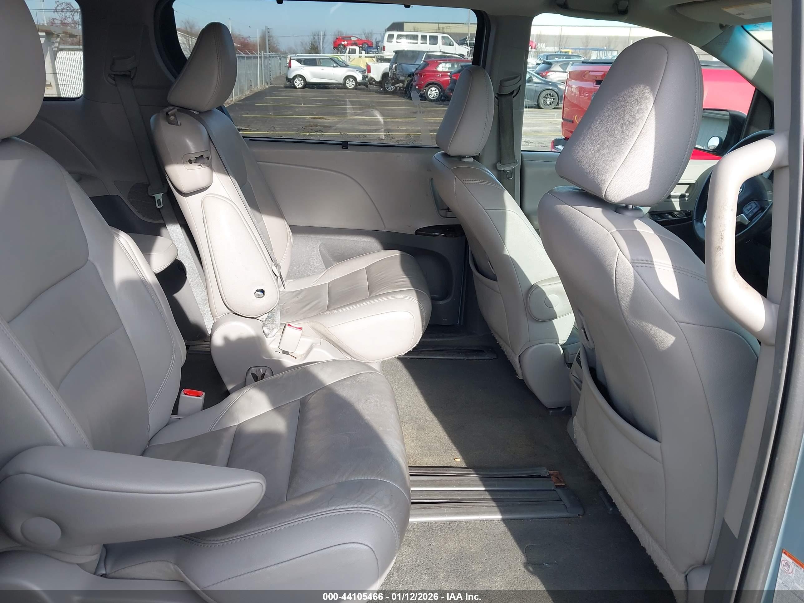 TOYOTA SIENNA image 8