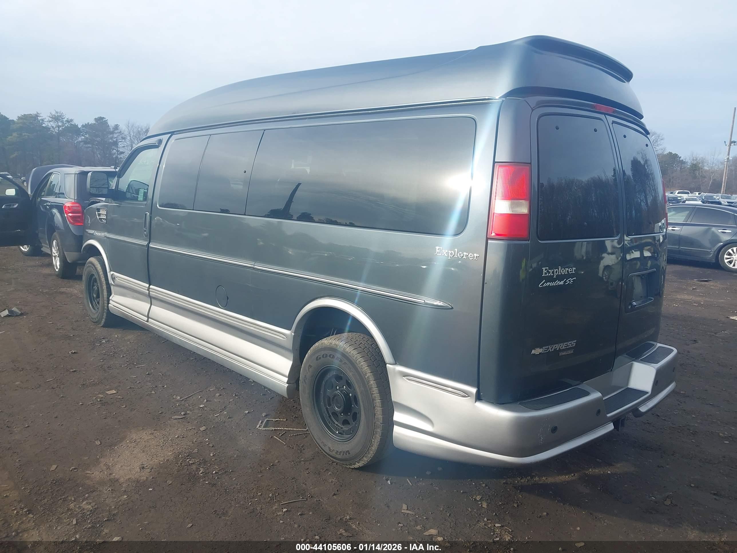 CHEVROLET EXPRESS image 3