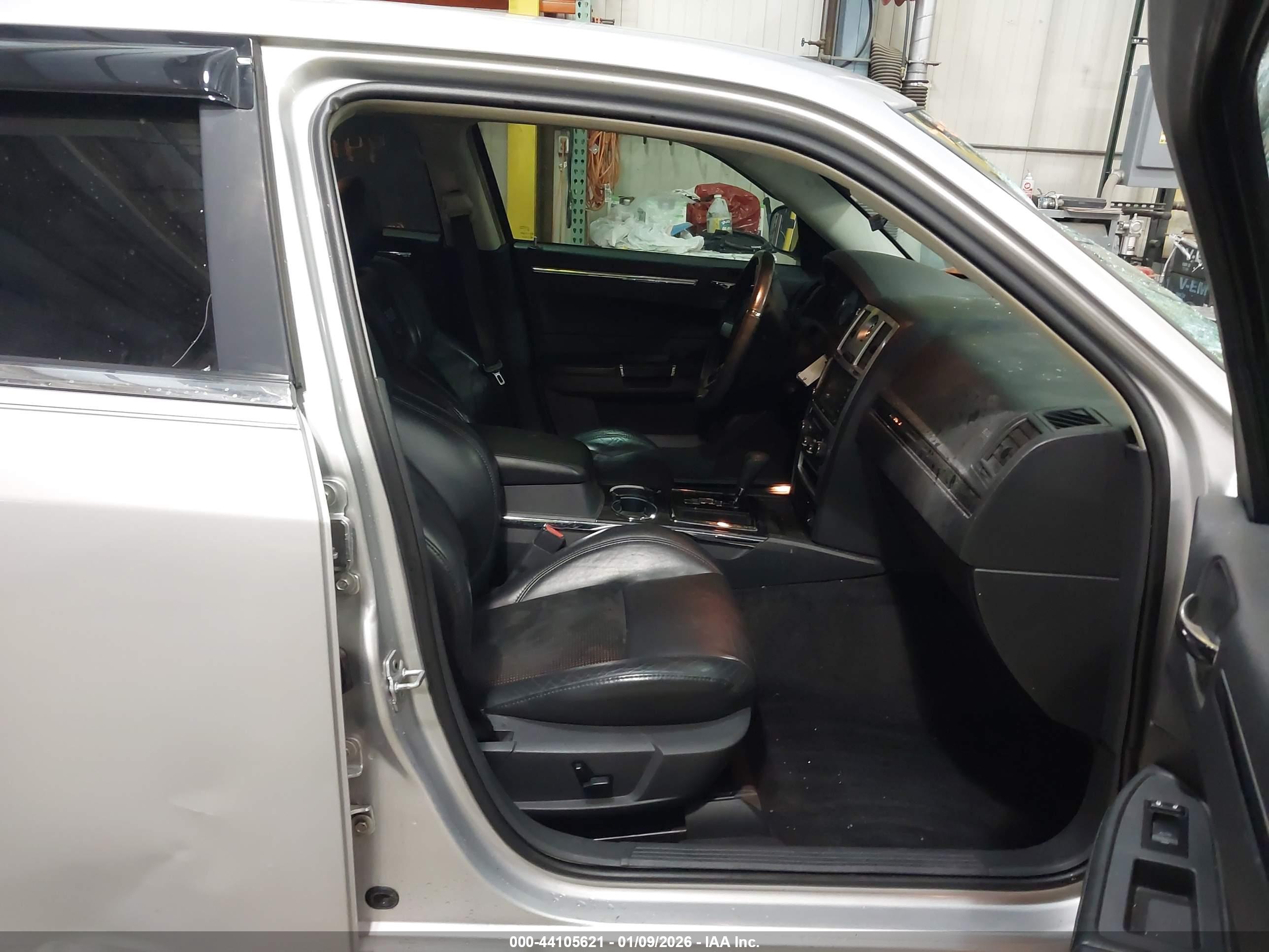 CHRYSLER 300 image 5