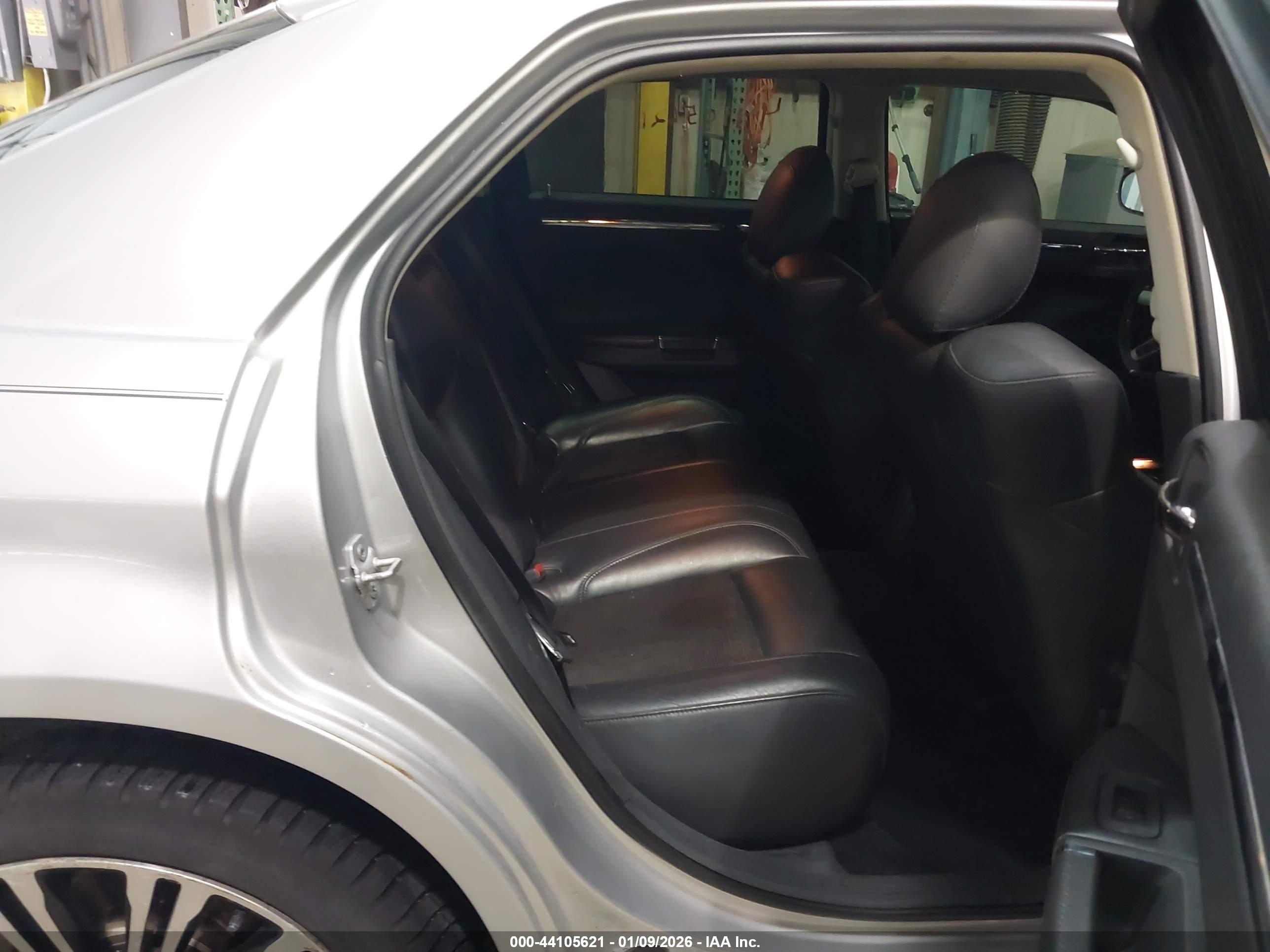 CHRYSLER 300 image 8