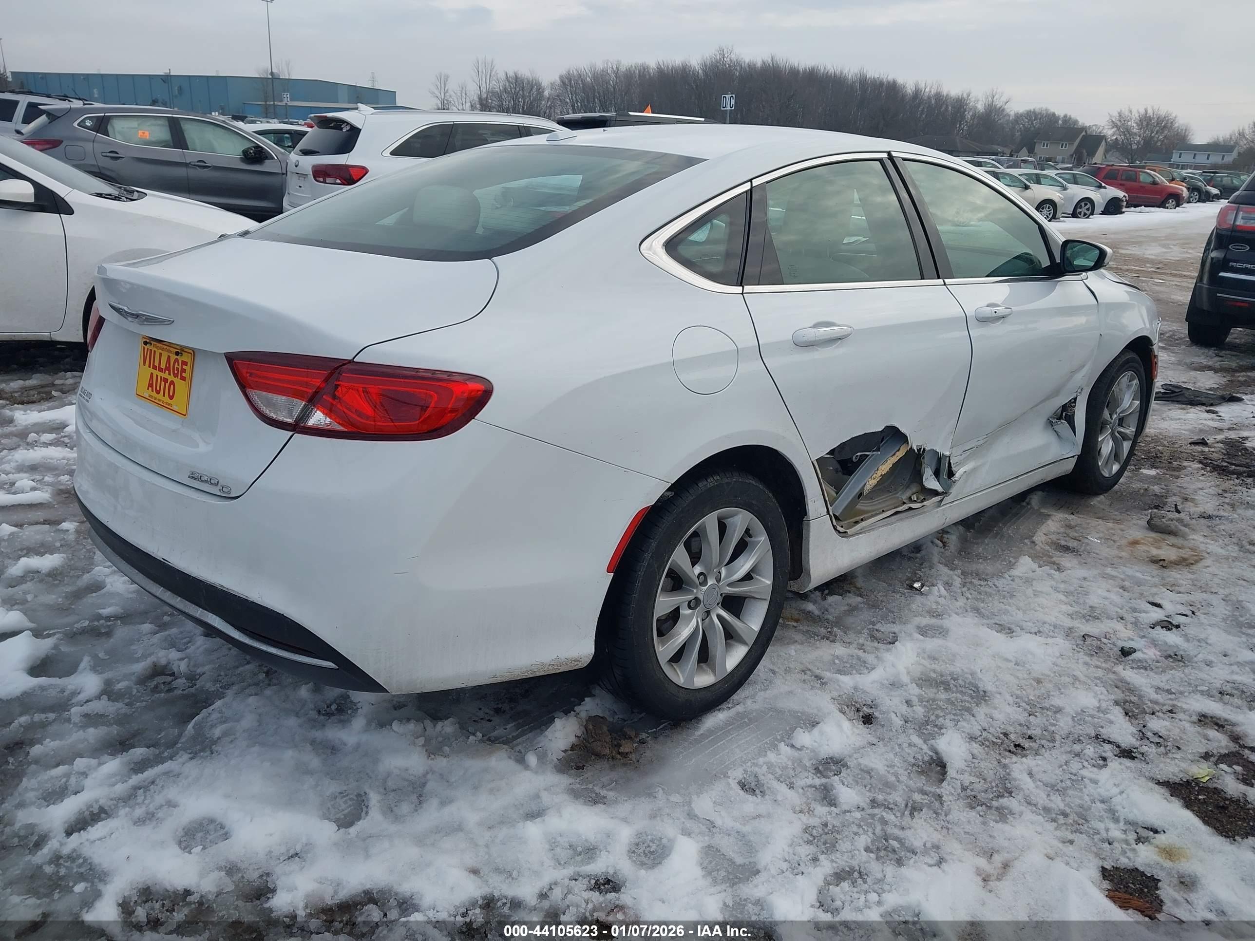 CHRYSLER 200 image 4