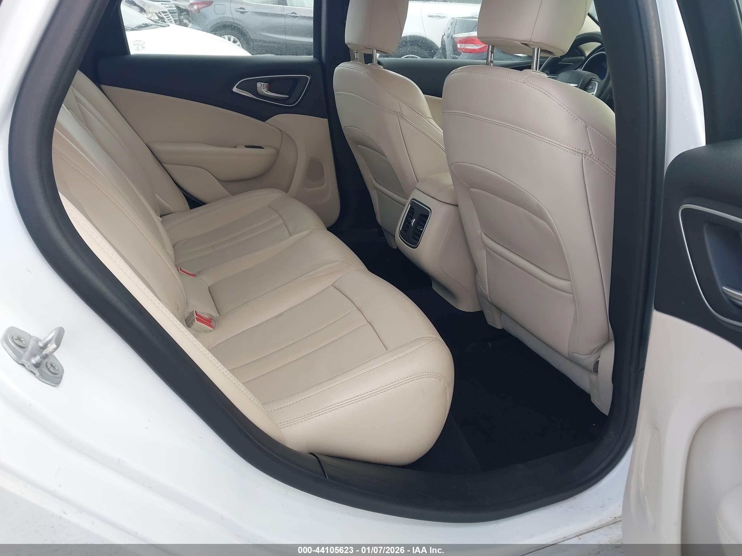CHRYSLER 200 image 8