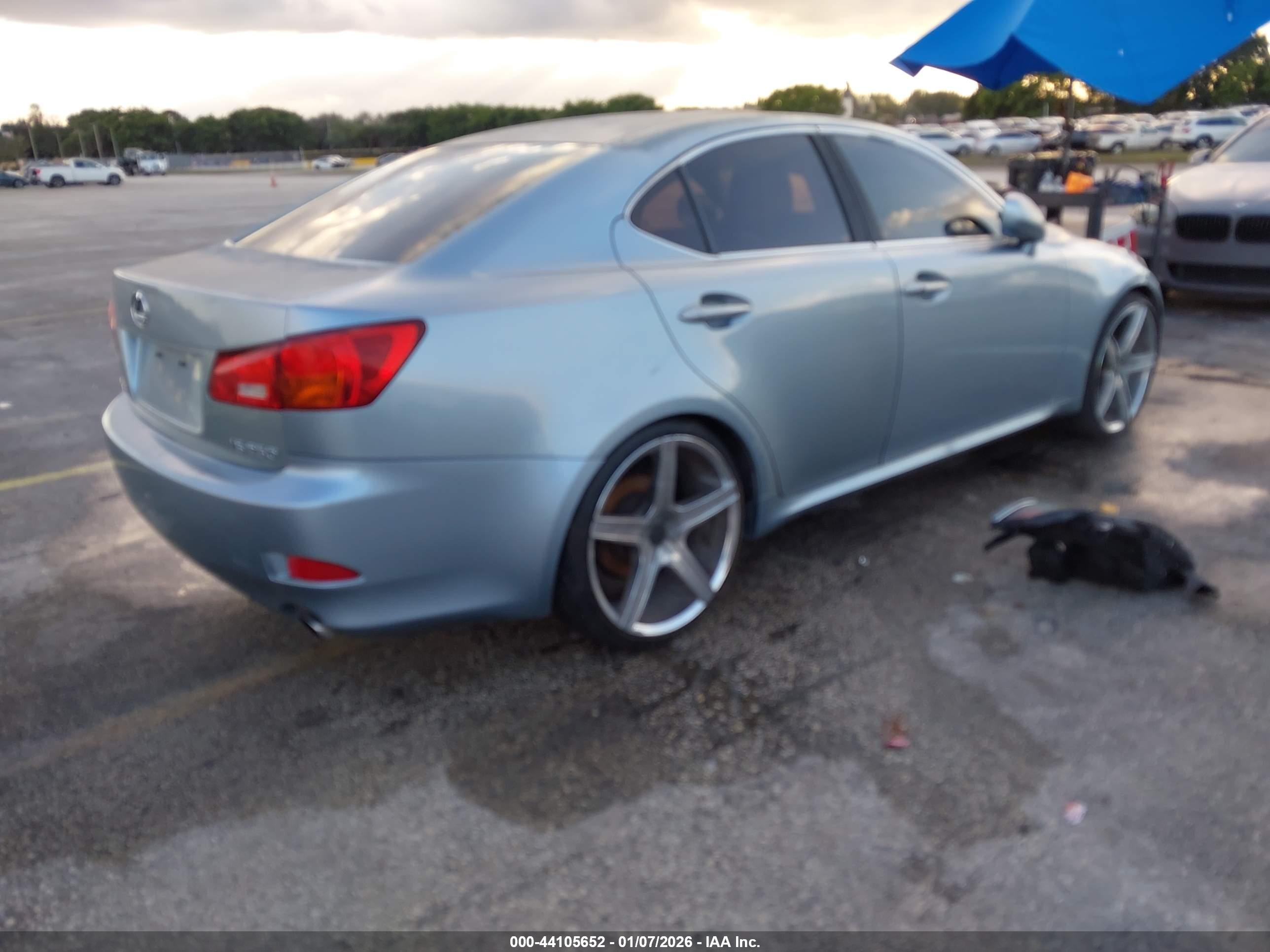 LEXUS IS image 4