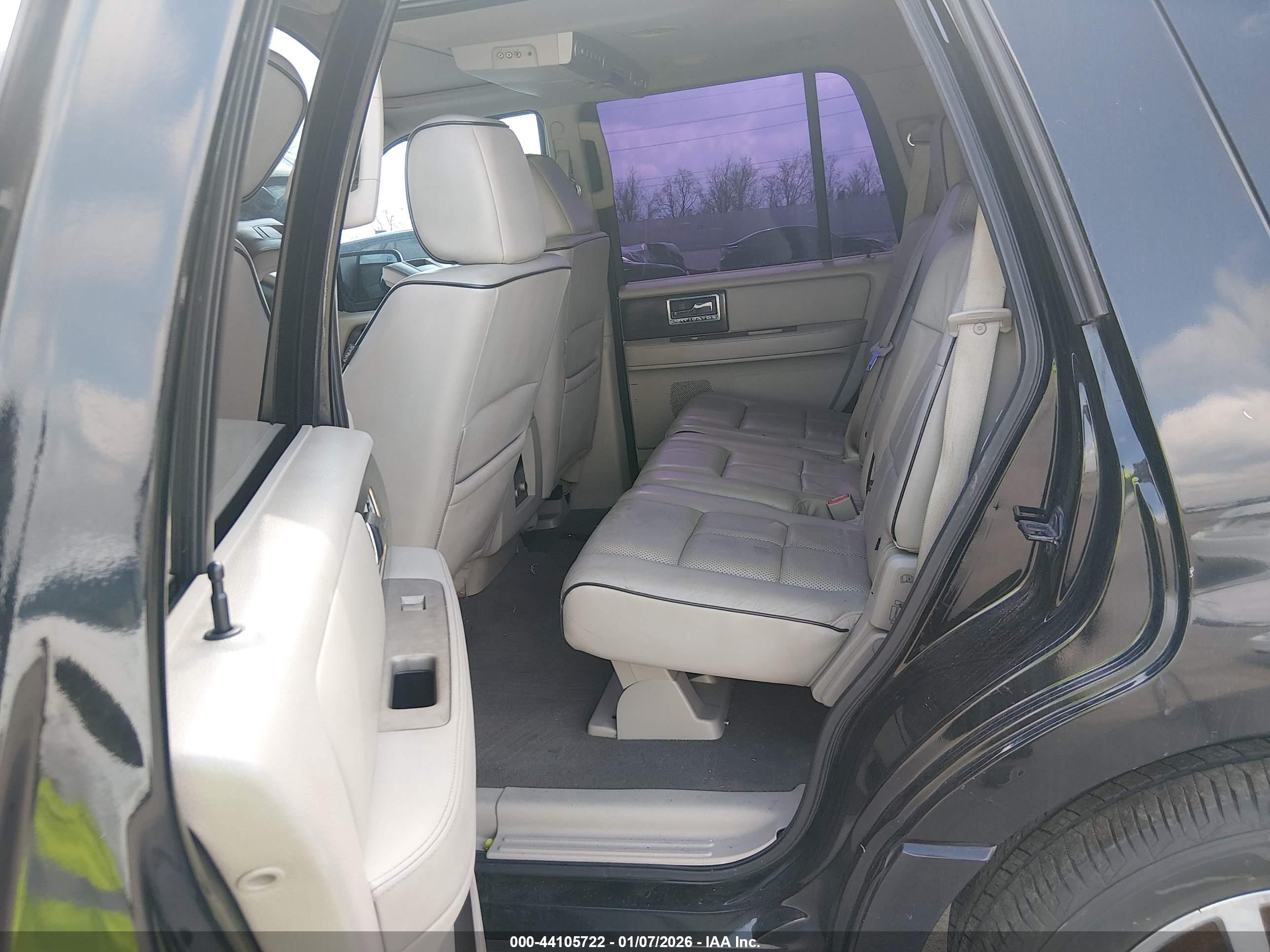 LINCOLN NAVIGATOR image 8