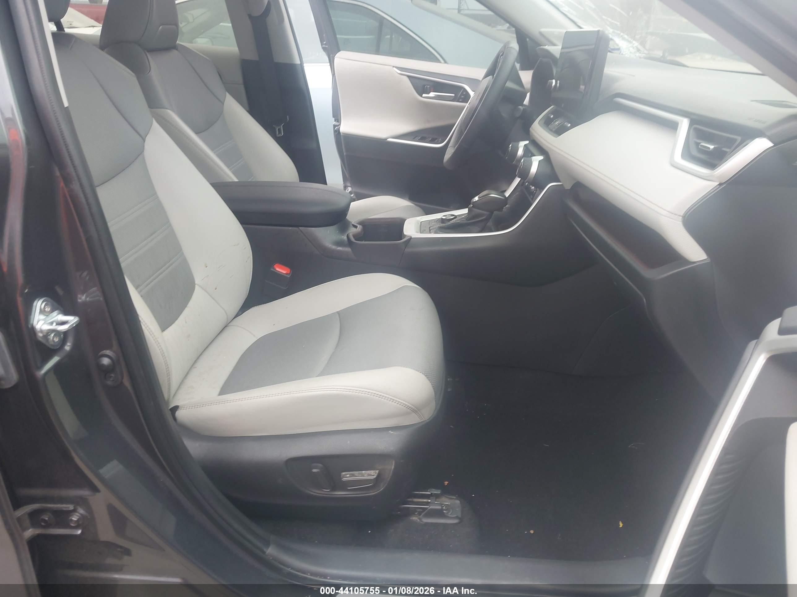 TOYOTA RAV4 image 5