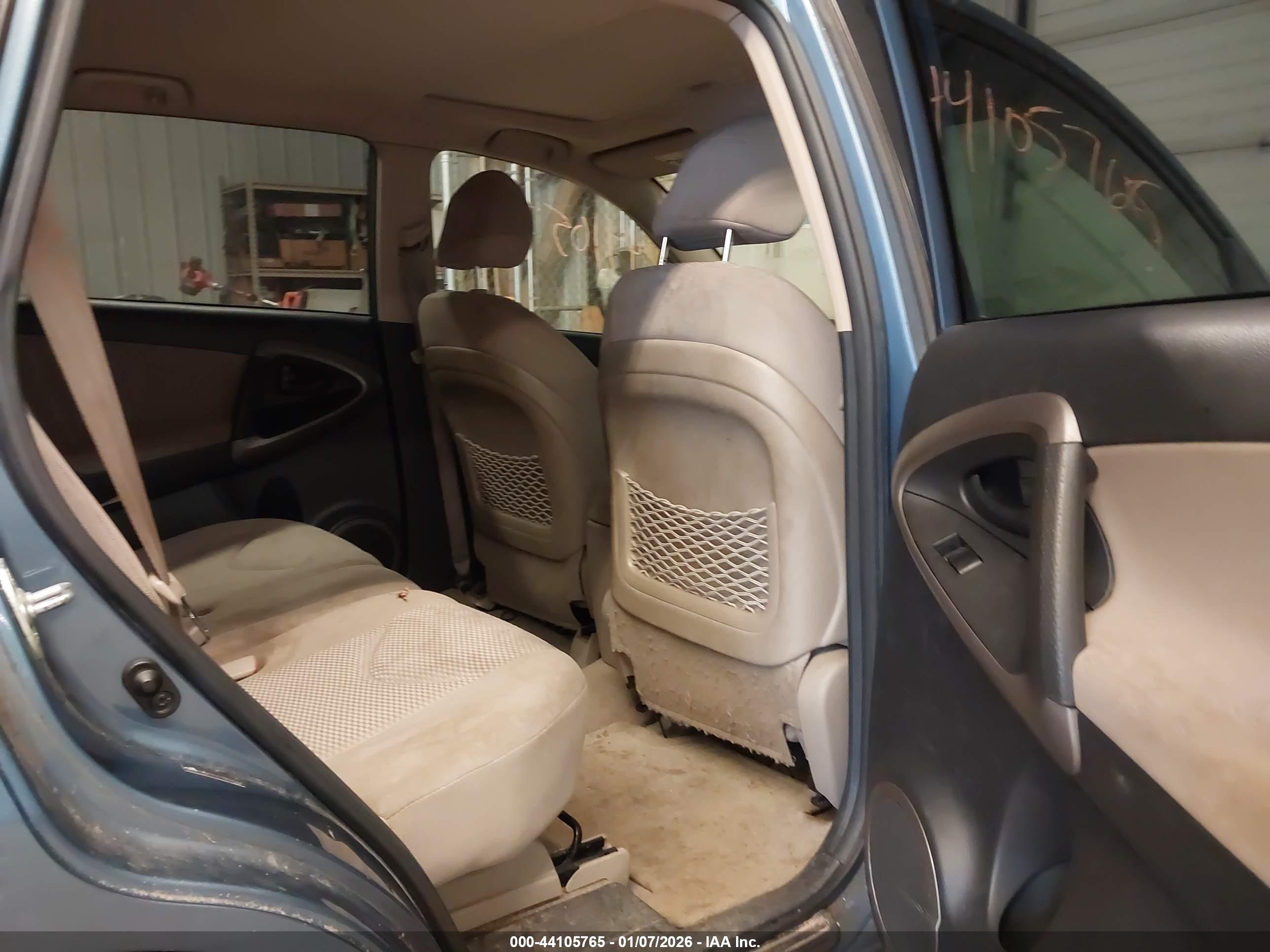 TOYOTA RAV4 image 8