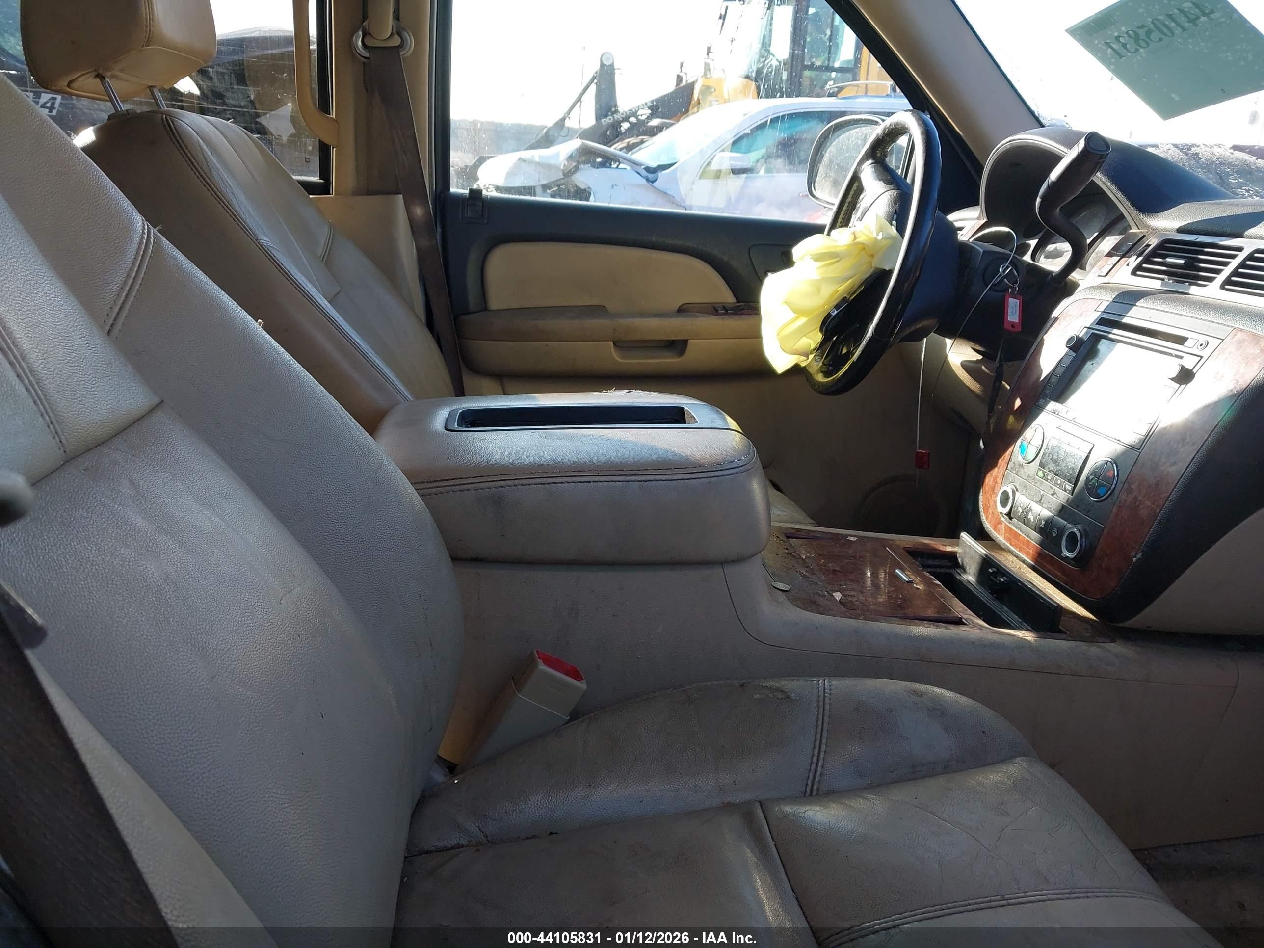 CHEVROLET SUBURBAN image 5