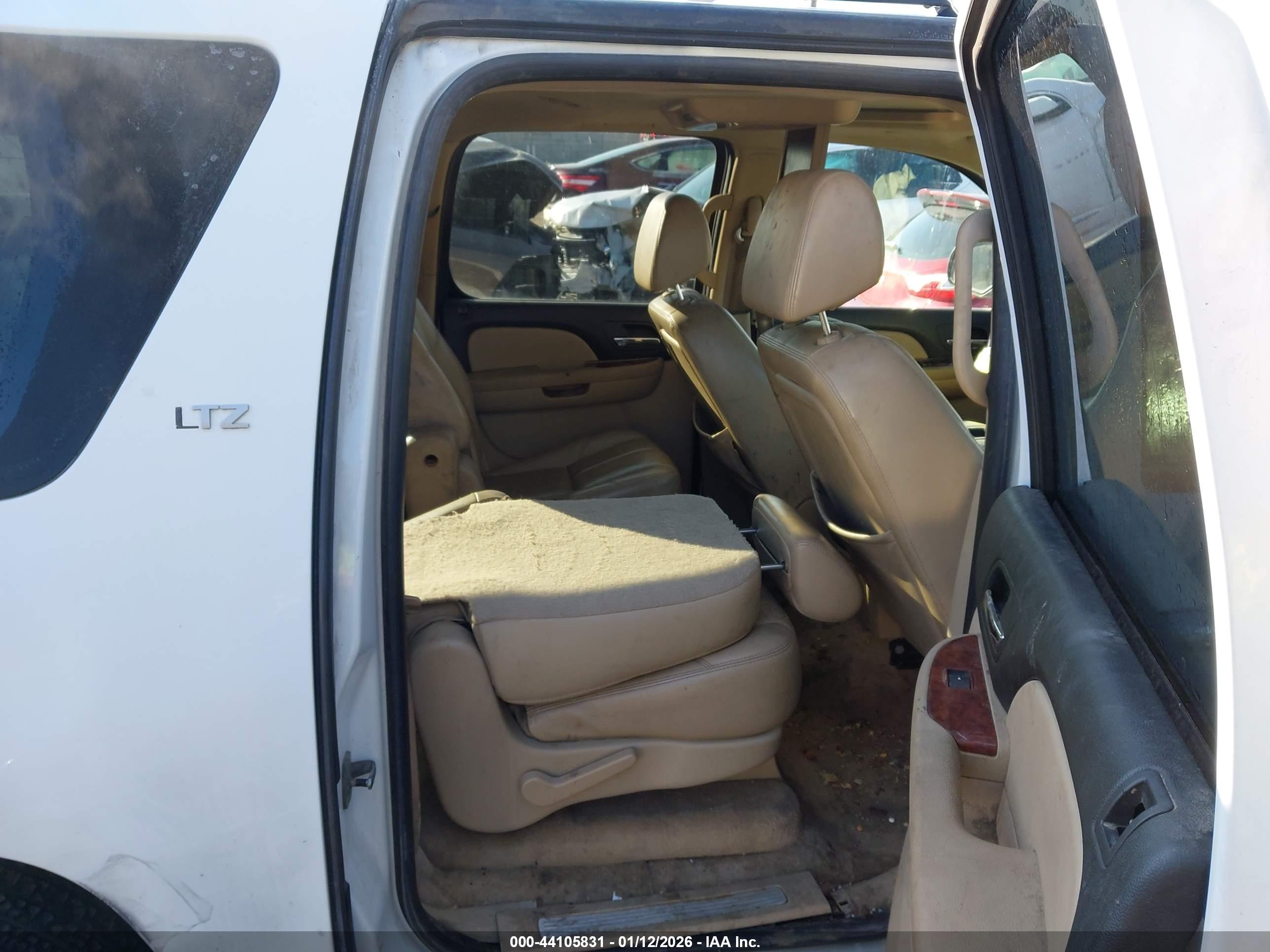 CHEVROLET SUBURBAN image 8