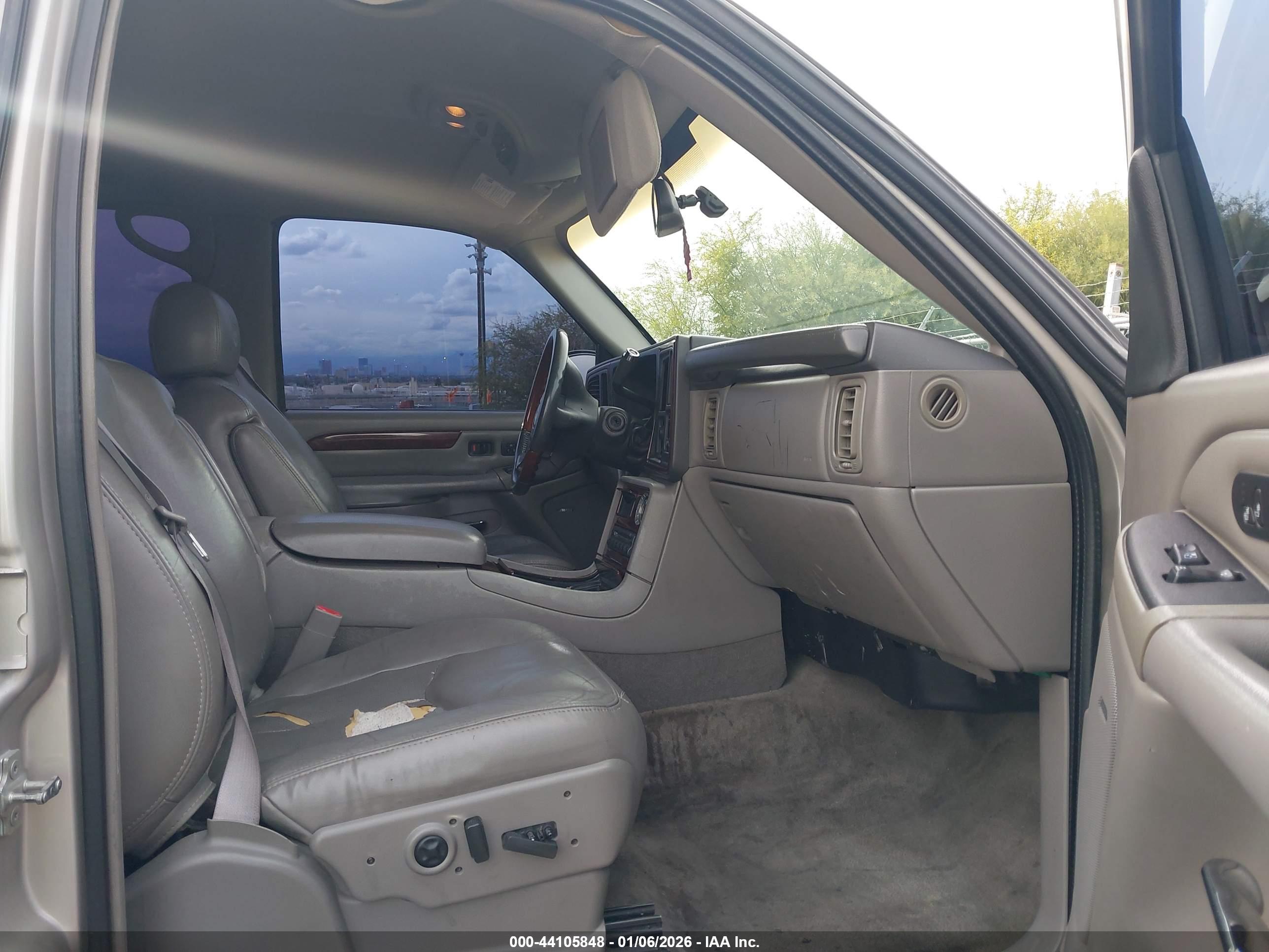 CADILLAC ESCALADE image 5
