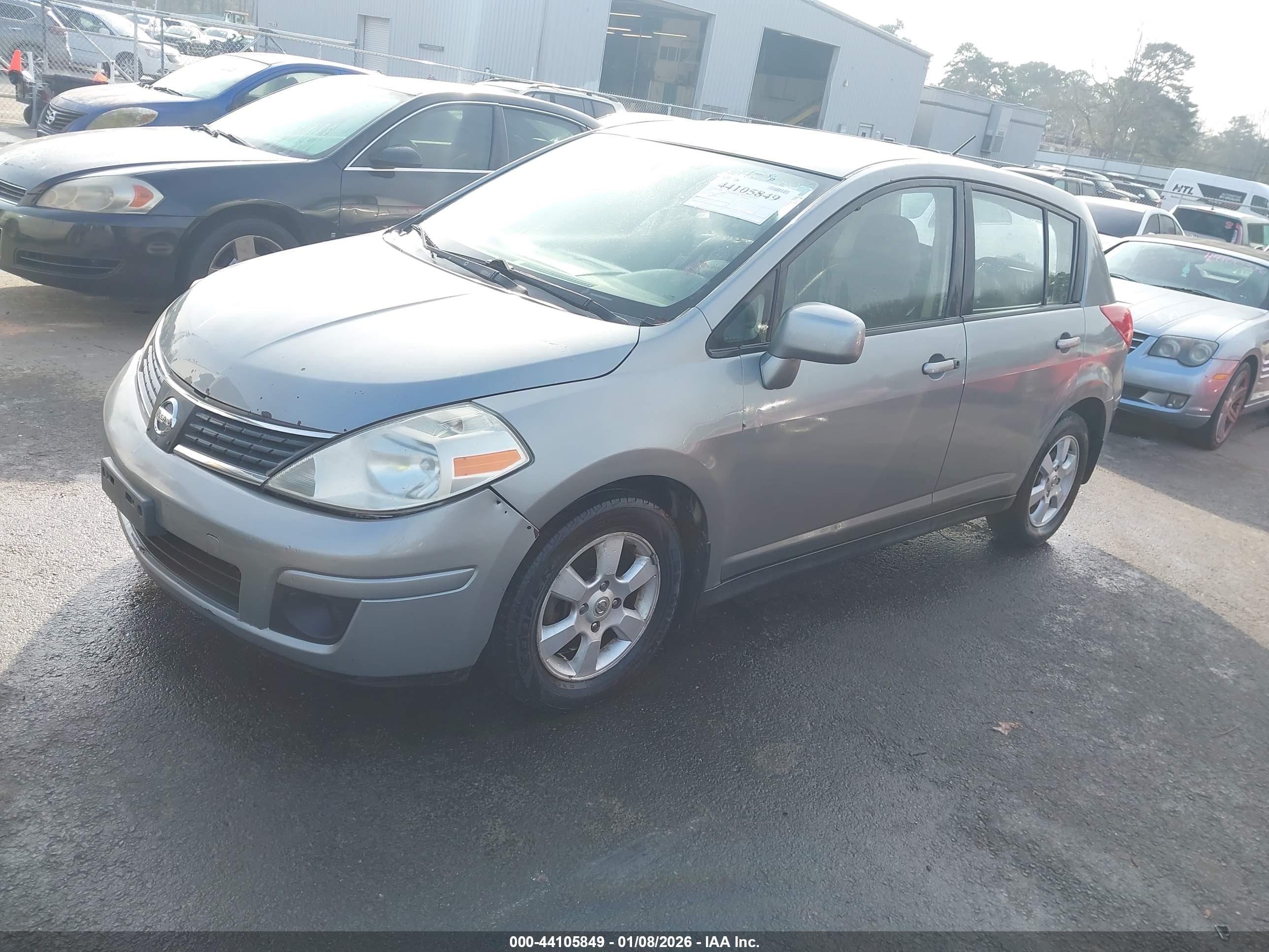 NISSAN VERSA image 2
