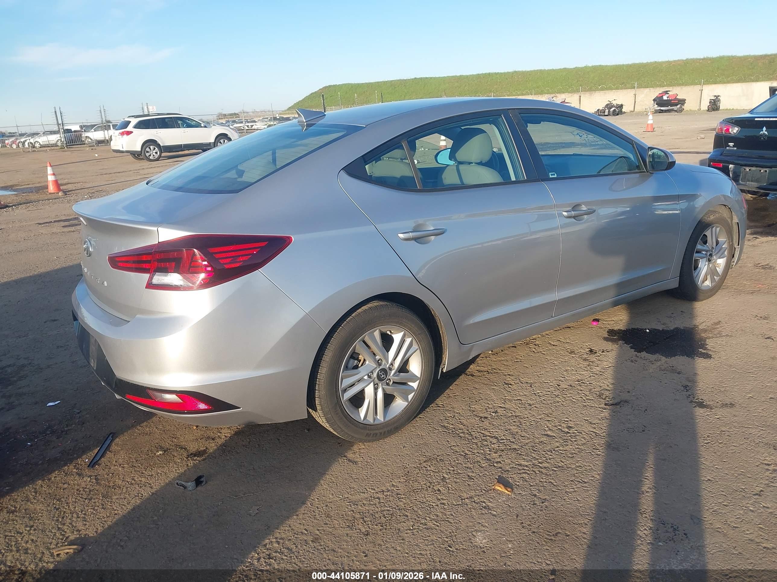 HYUNDAI ELANTRA image 4