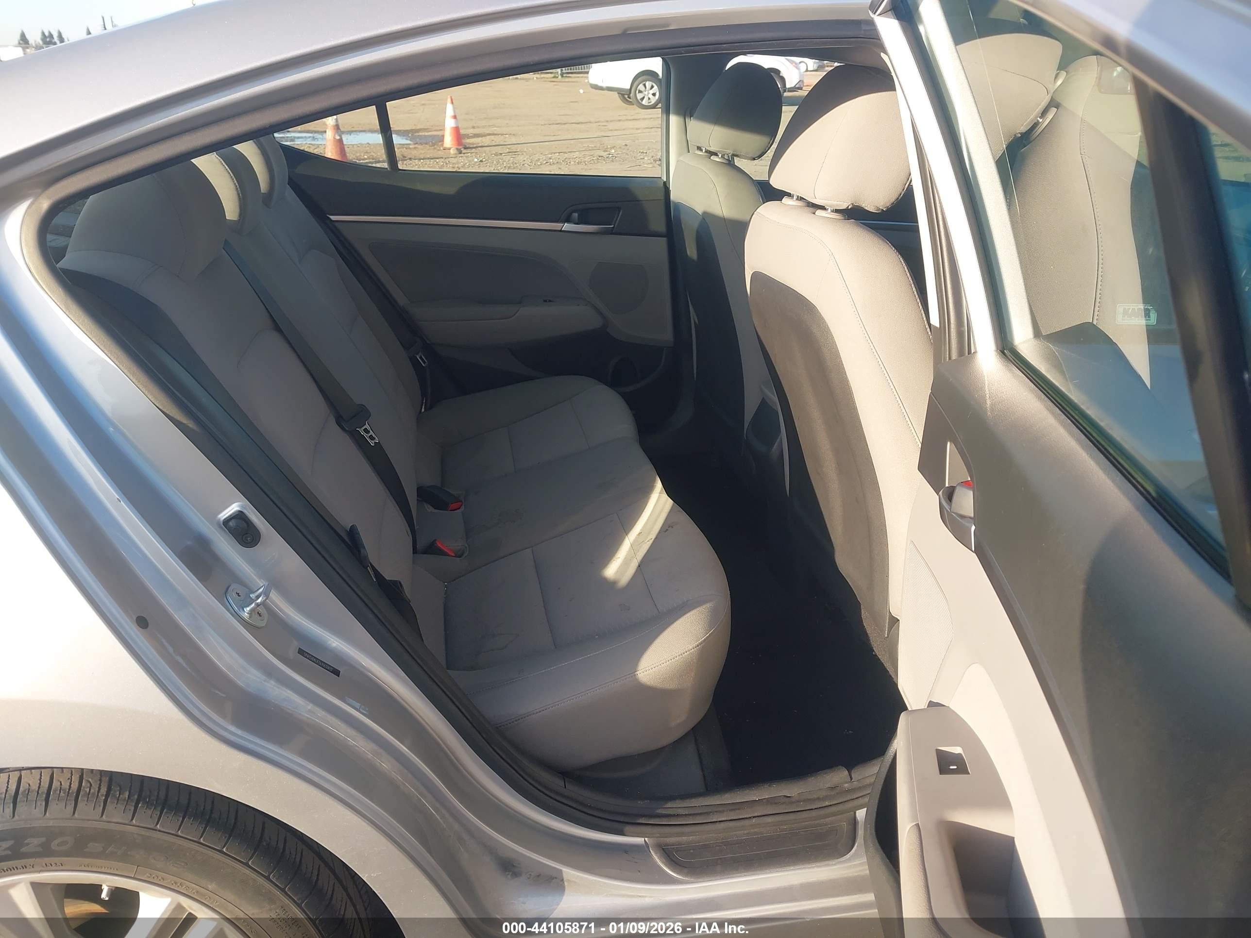 HYUNDAI ELANTRA image 8