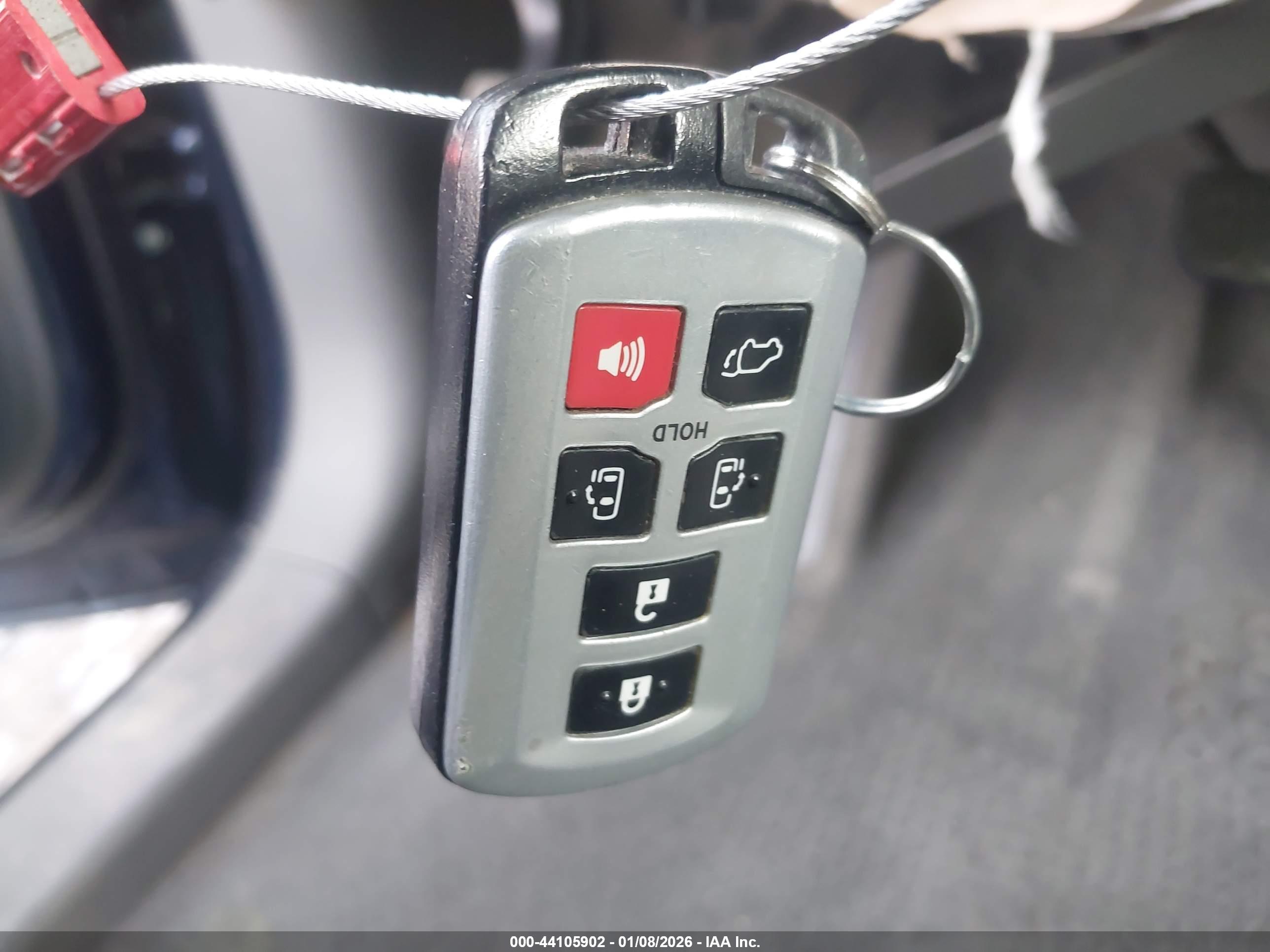 TOYOTA SIENNA image 11