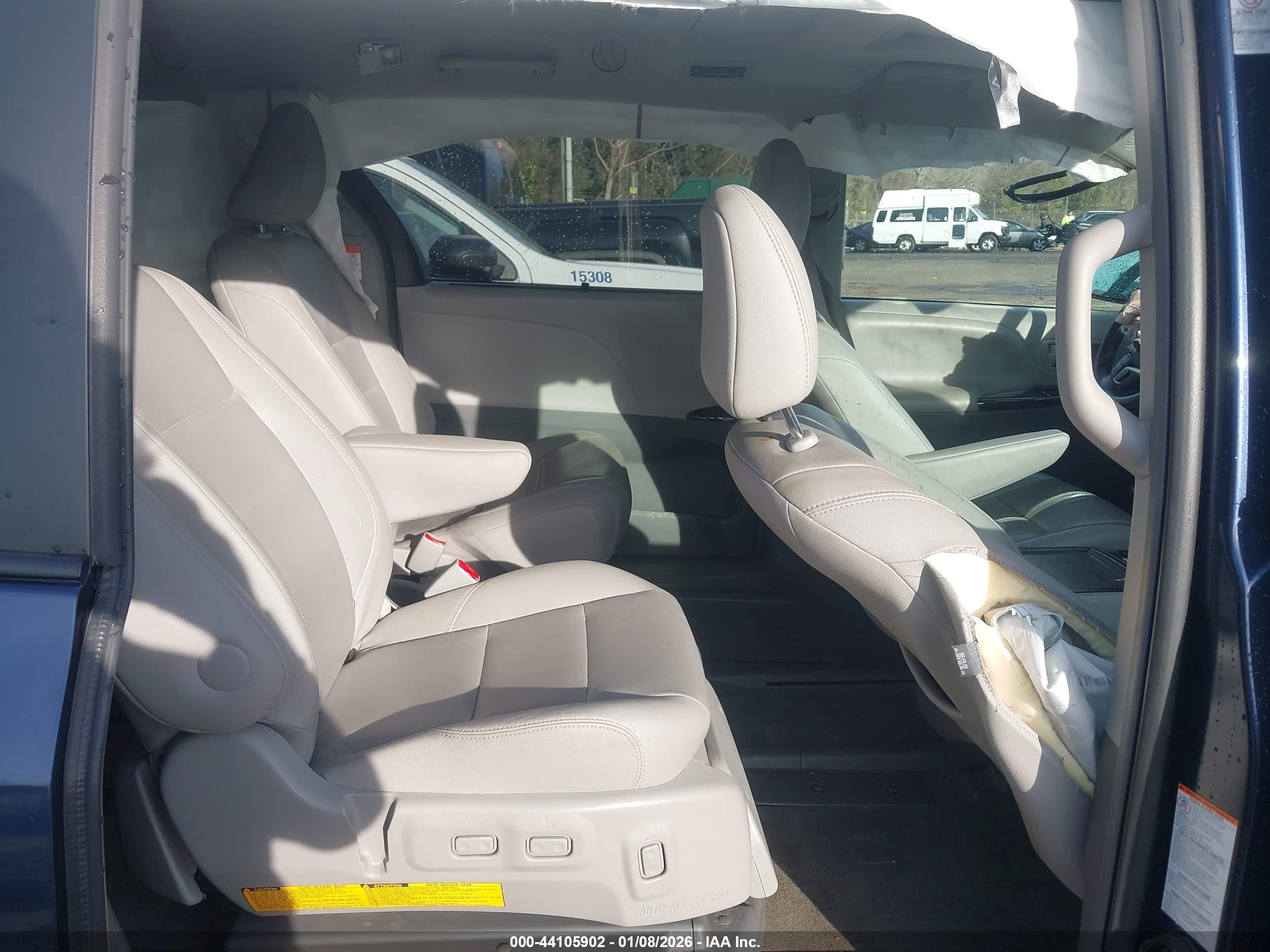 TOYOTA SIENNA image 8
