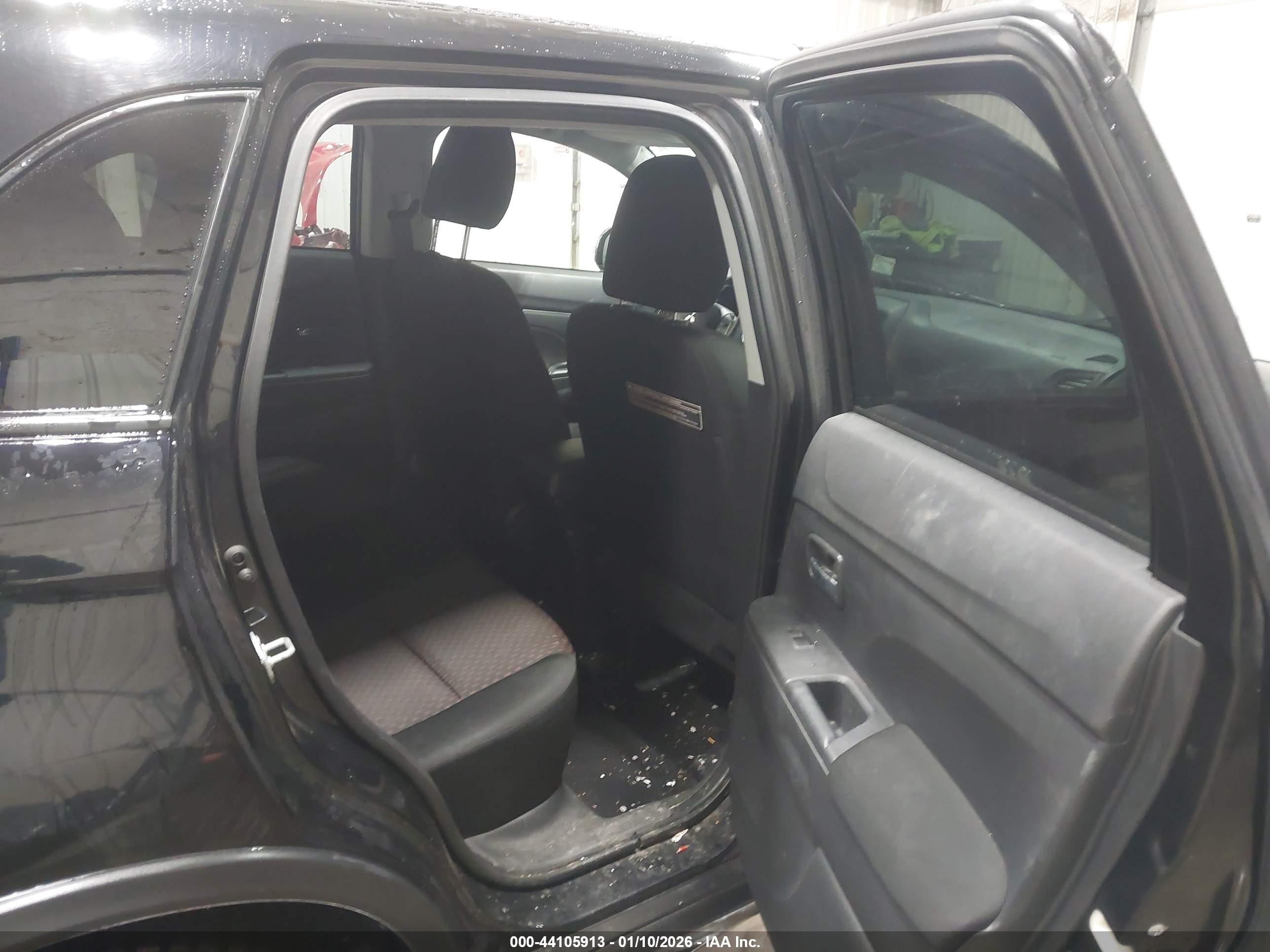 MITSUBISHI OUTLANDER image 8