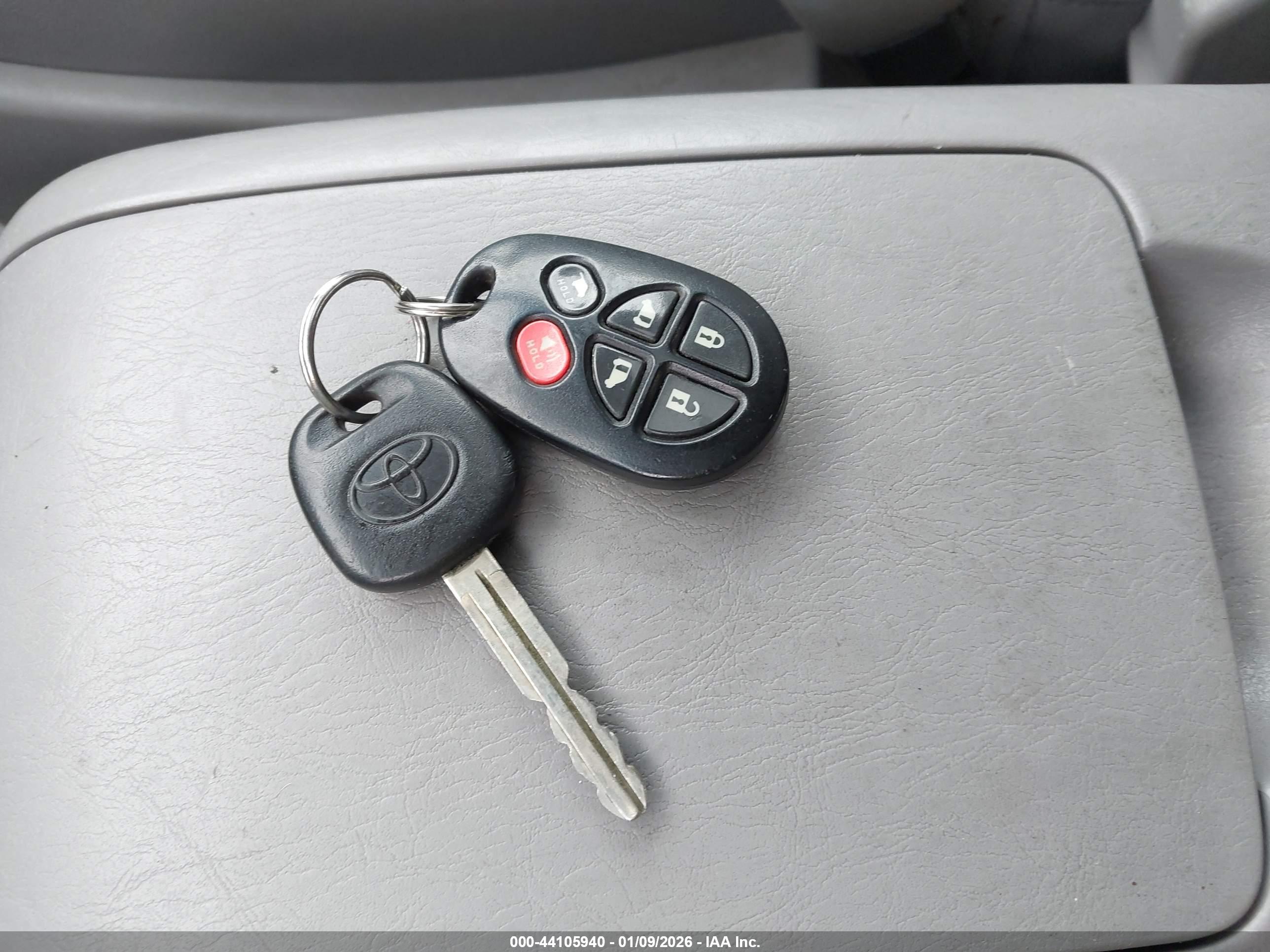 TOYOTA SIENNA image 11