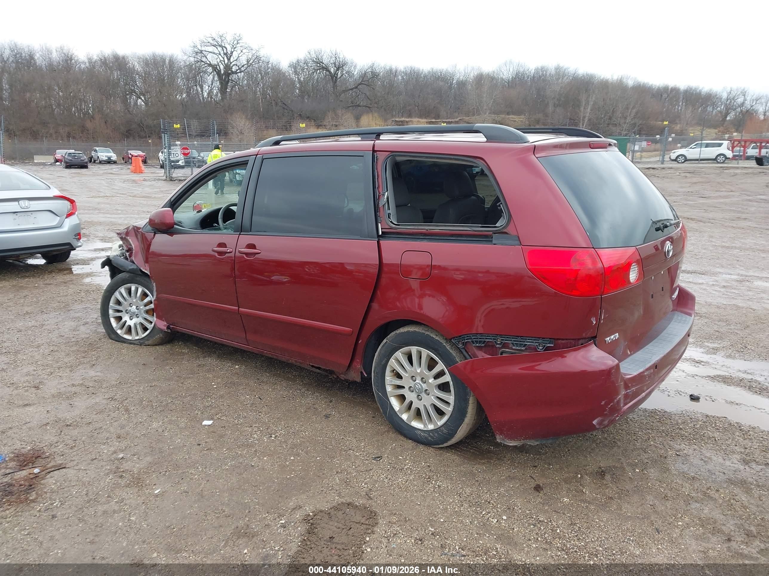 TOYOTA SIENNA image 3