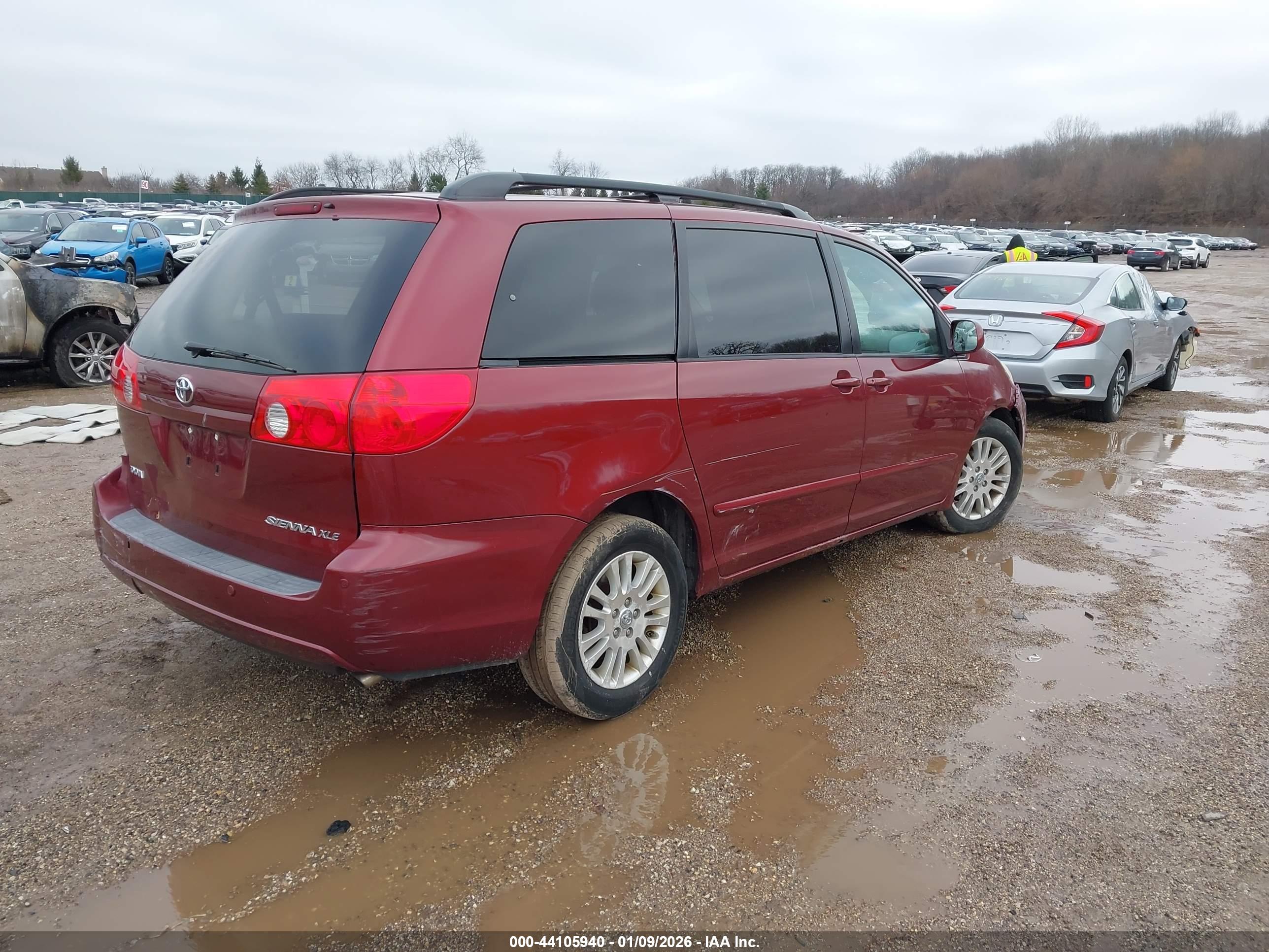 TOYOTA SIENNA image 4
