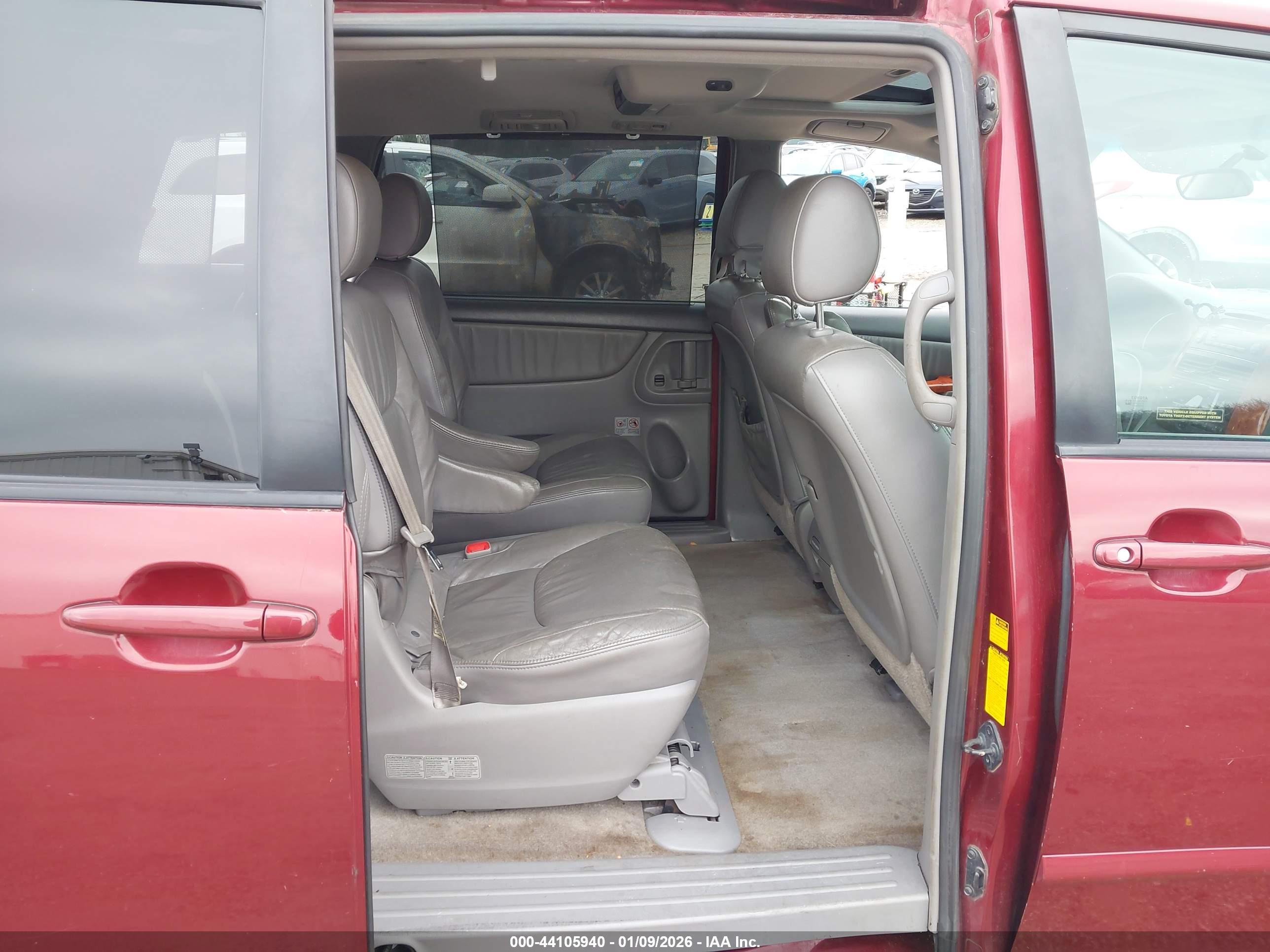 TOYOTA SIENNA image 8