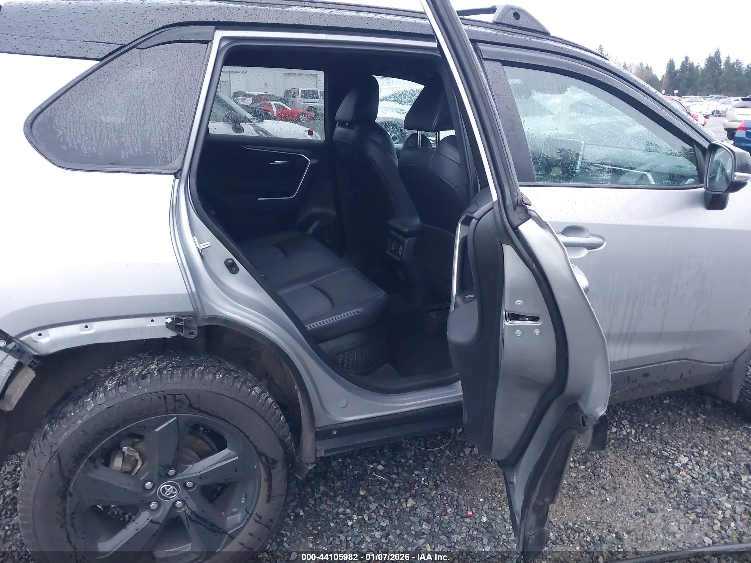 TOYOTA RAV4 image 8