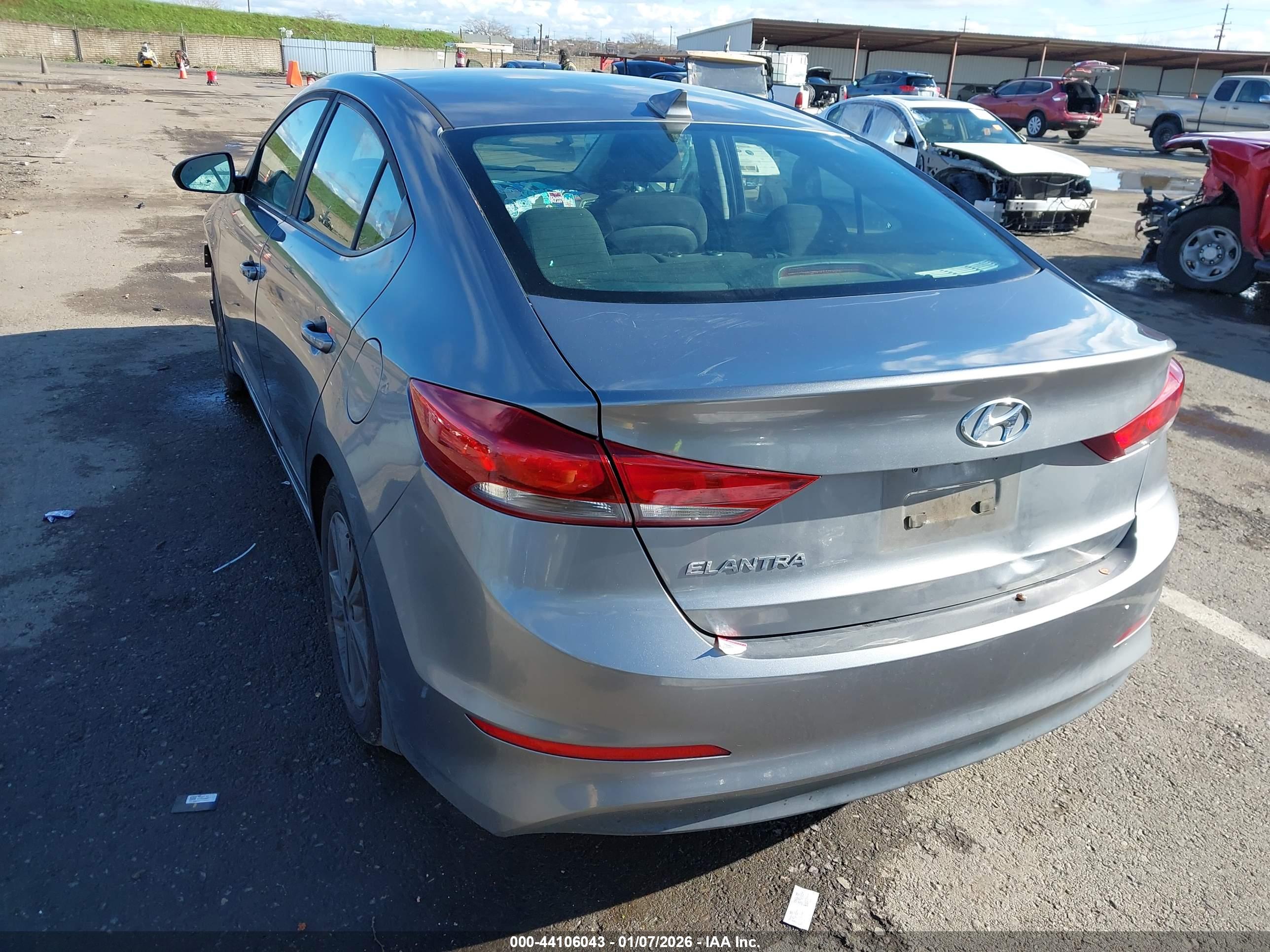 HYUNDAI ELANTRA image 3