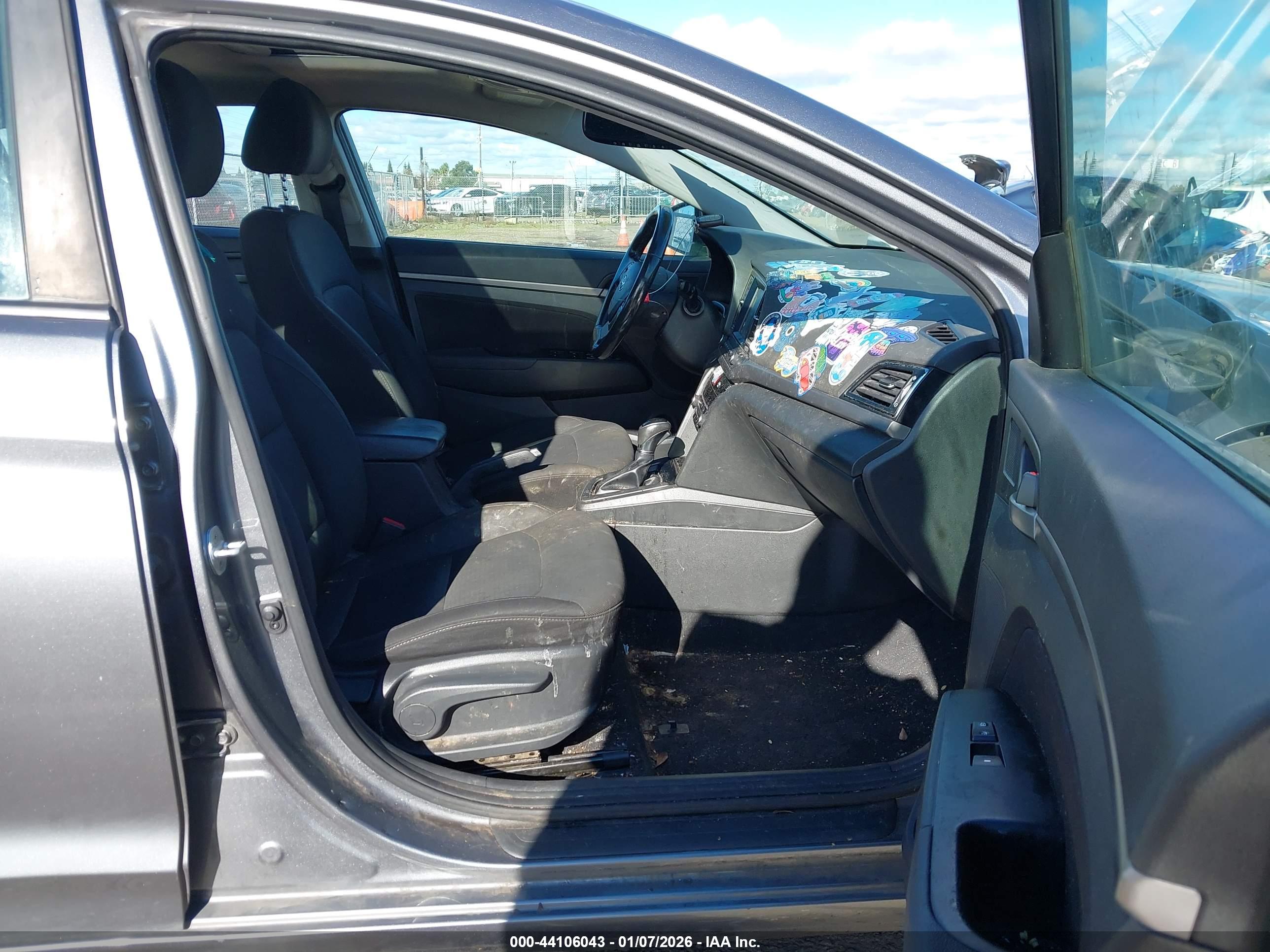 HYUNDAI ELANTRA image 5