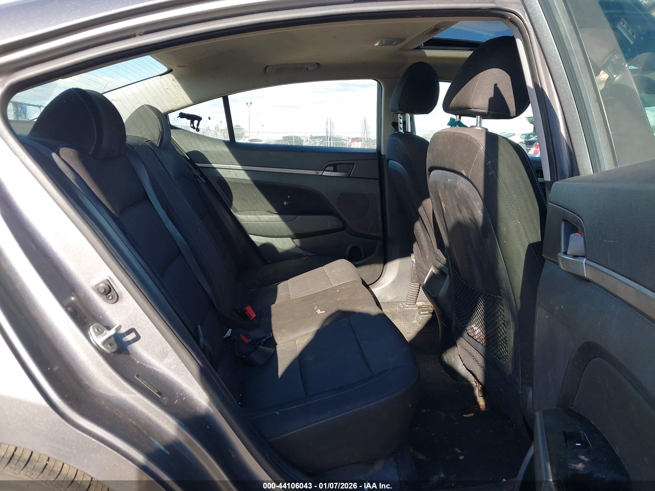 HYUNDAI ELANTRA image 8