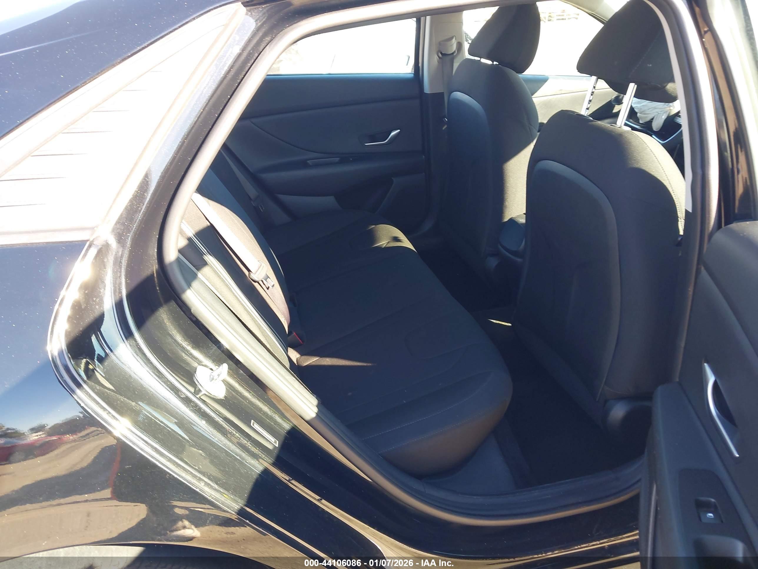 HYUNDAI ELANTRA image 8