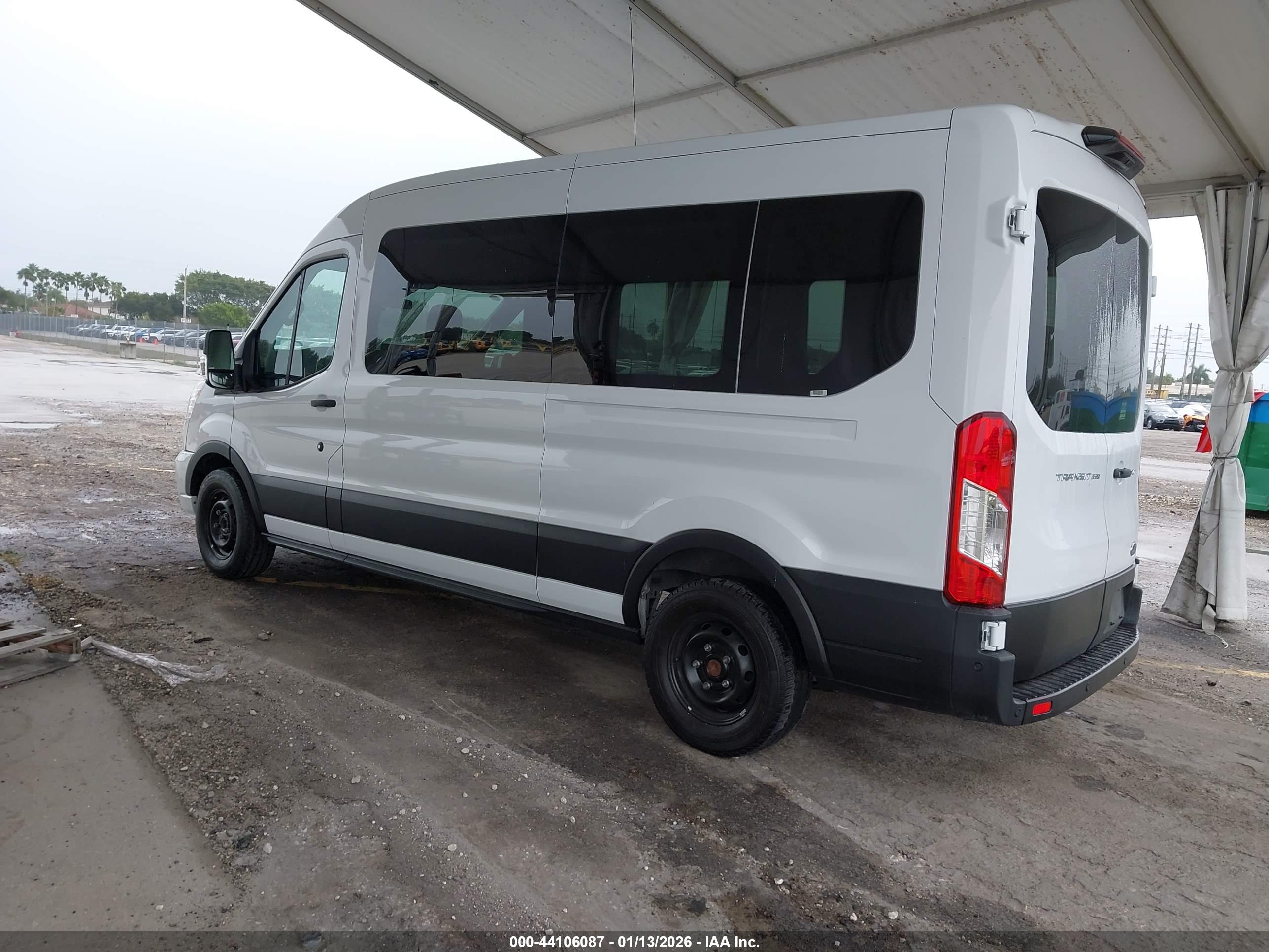 FORD TRANSIT-350 image 3