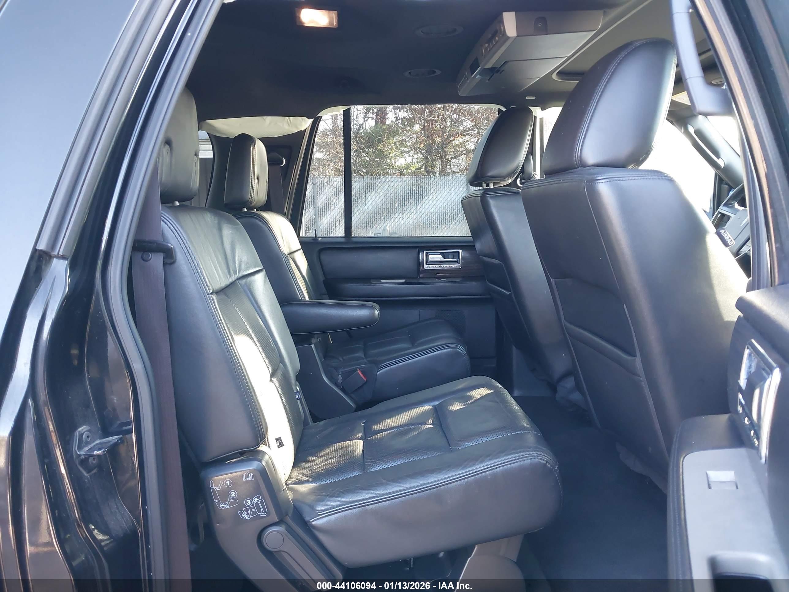 LINCOLN NAVIGATOR image 8