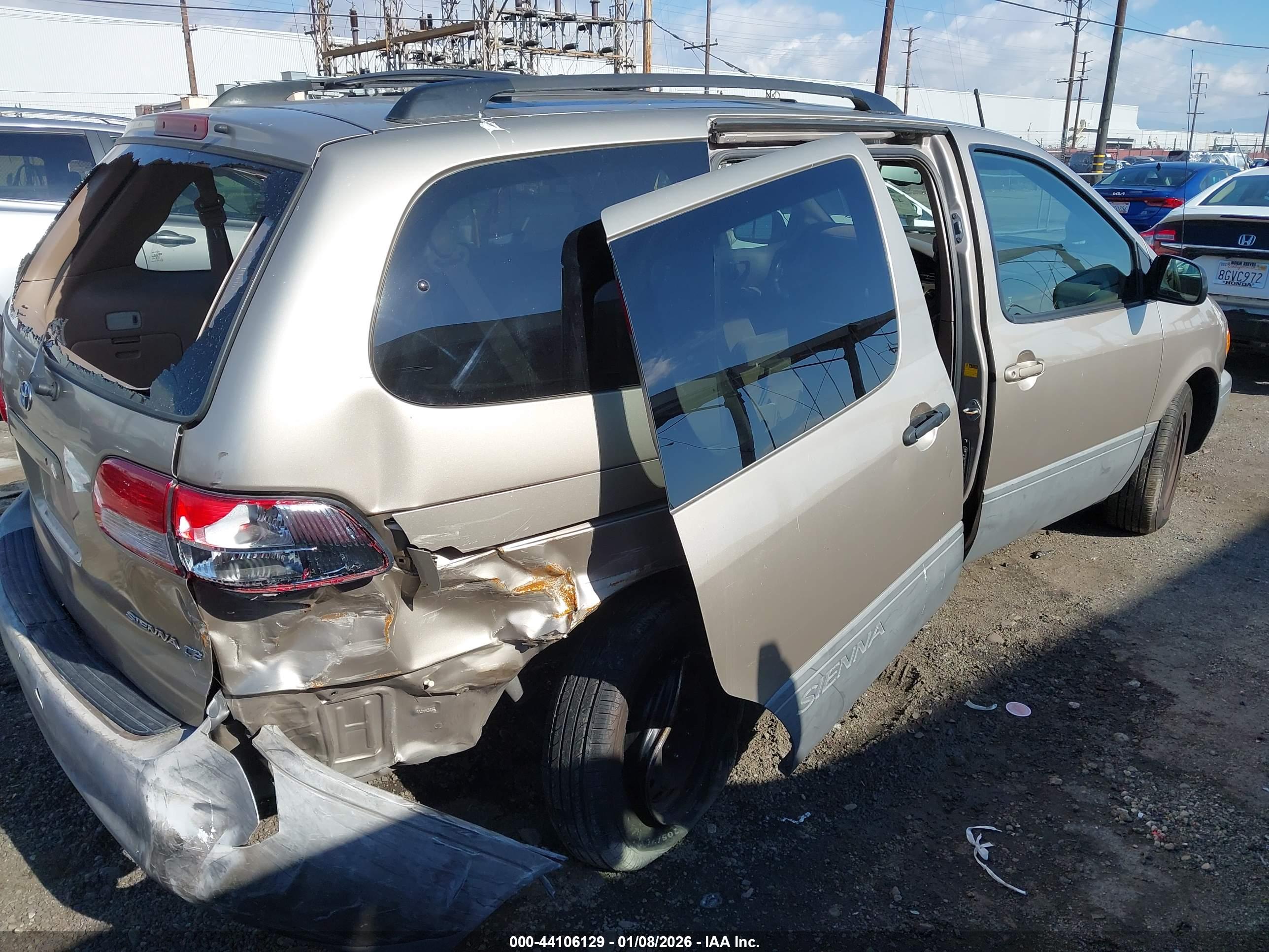 TOYOTA SIENNA image 4