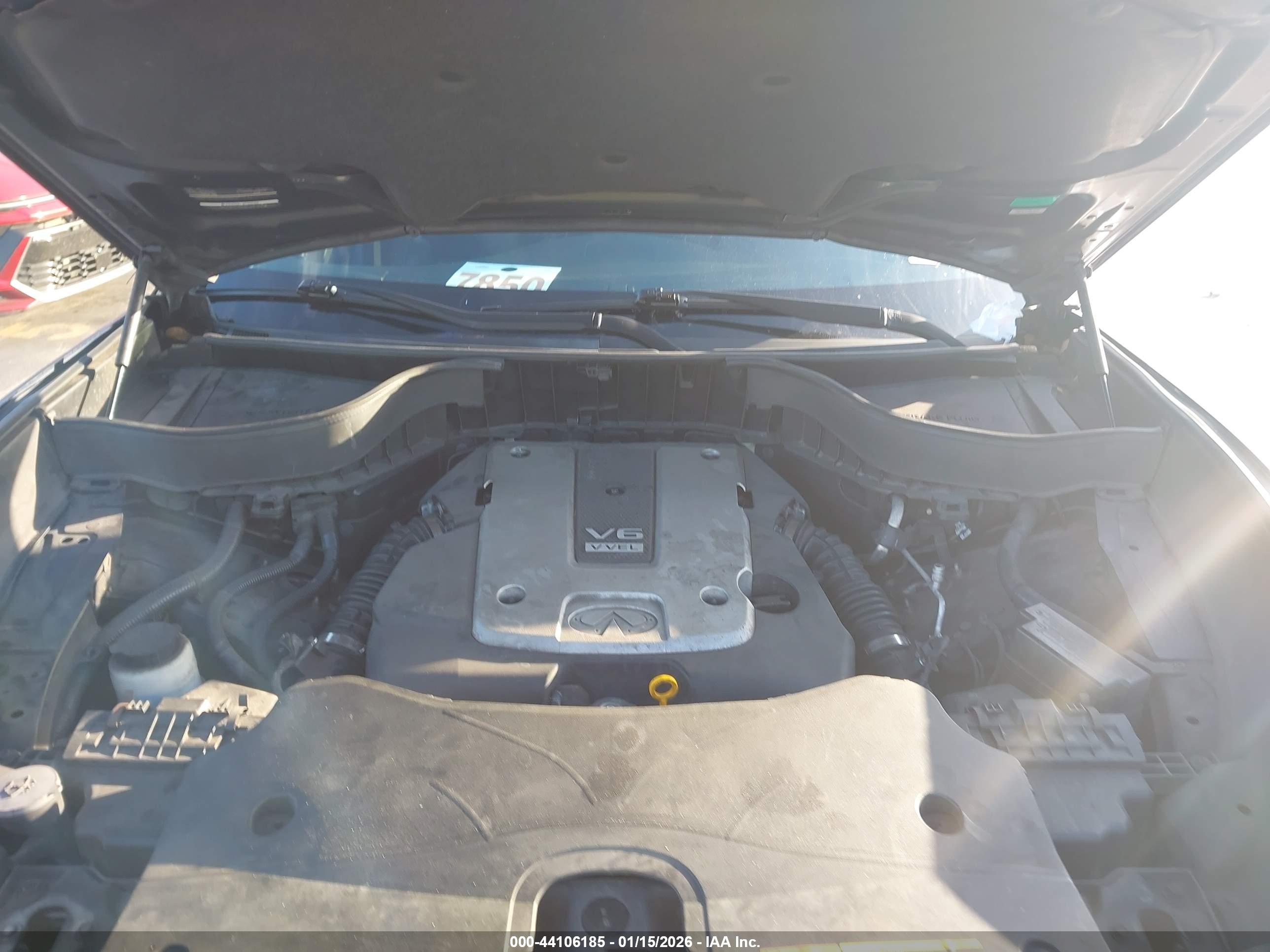 INFINITI QX70 image 10