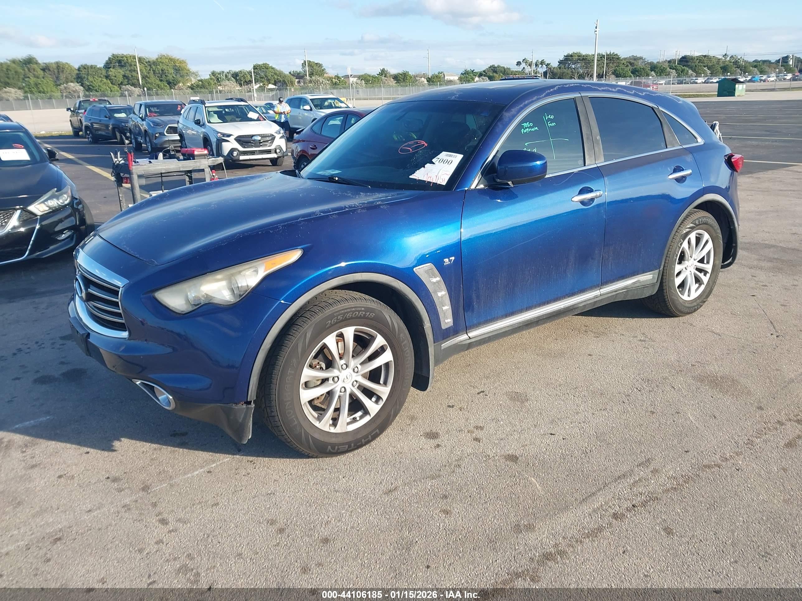INFINITI QX70 image 2