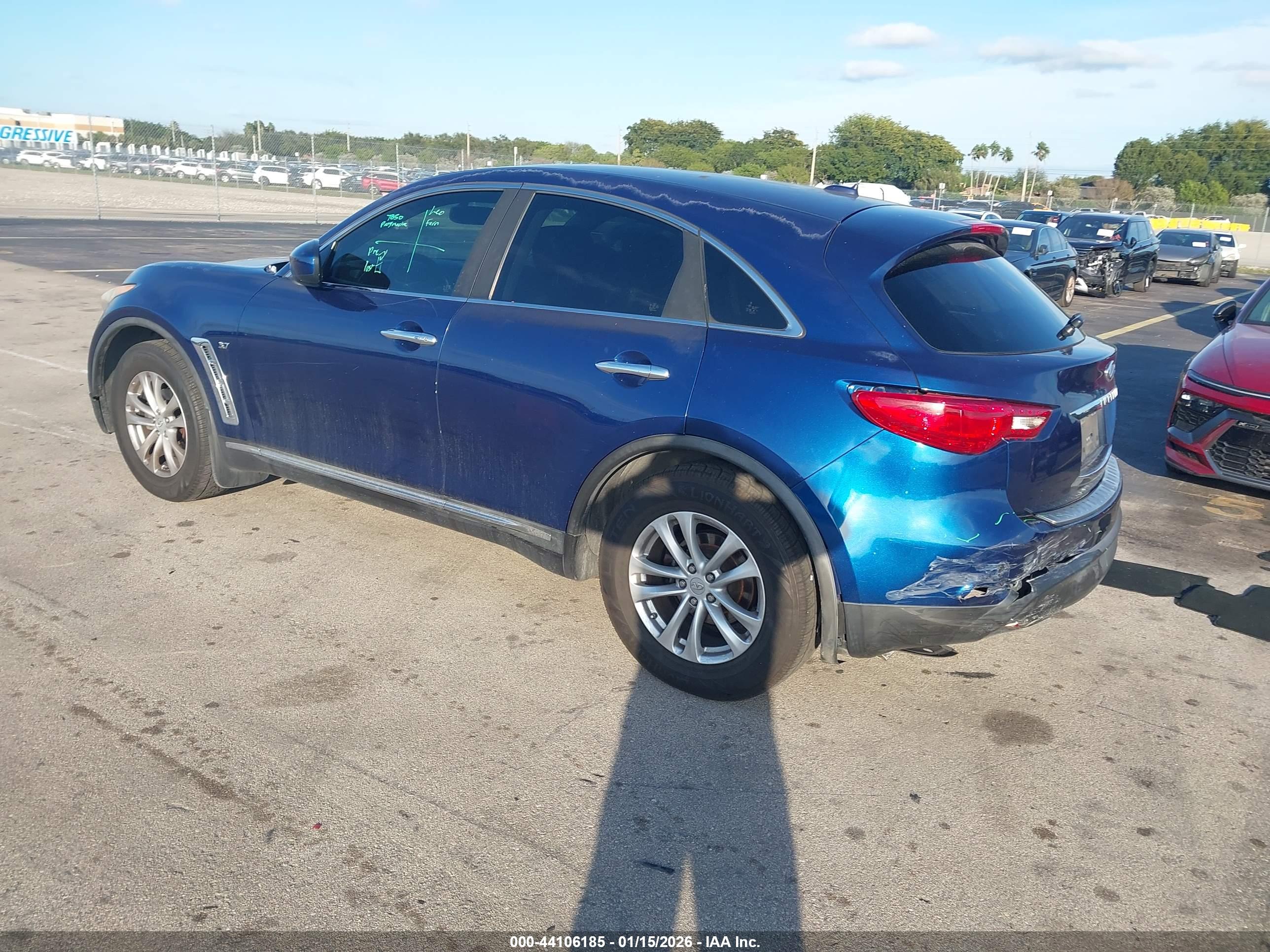 INFINITI QX70 image 3