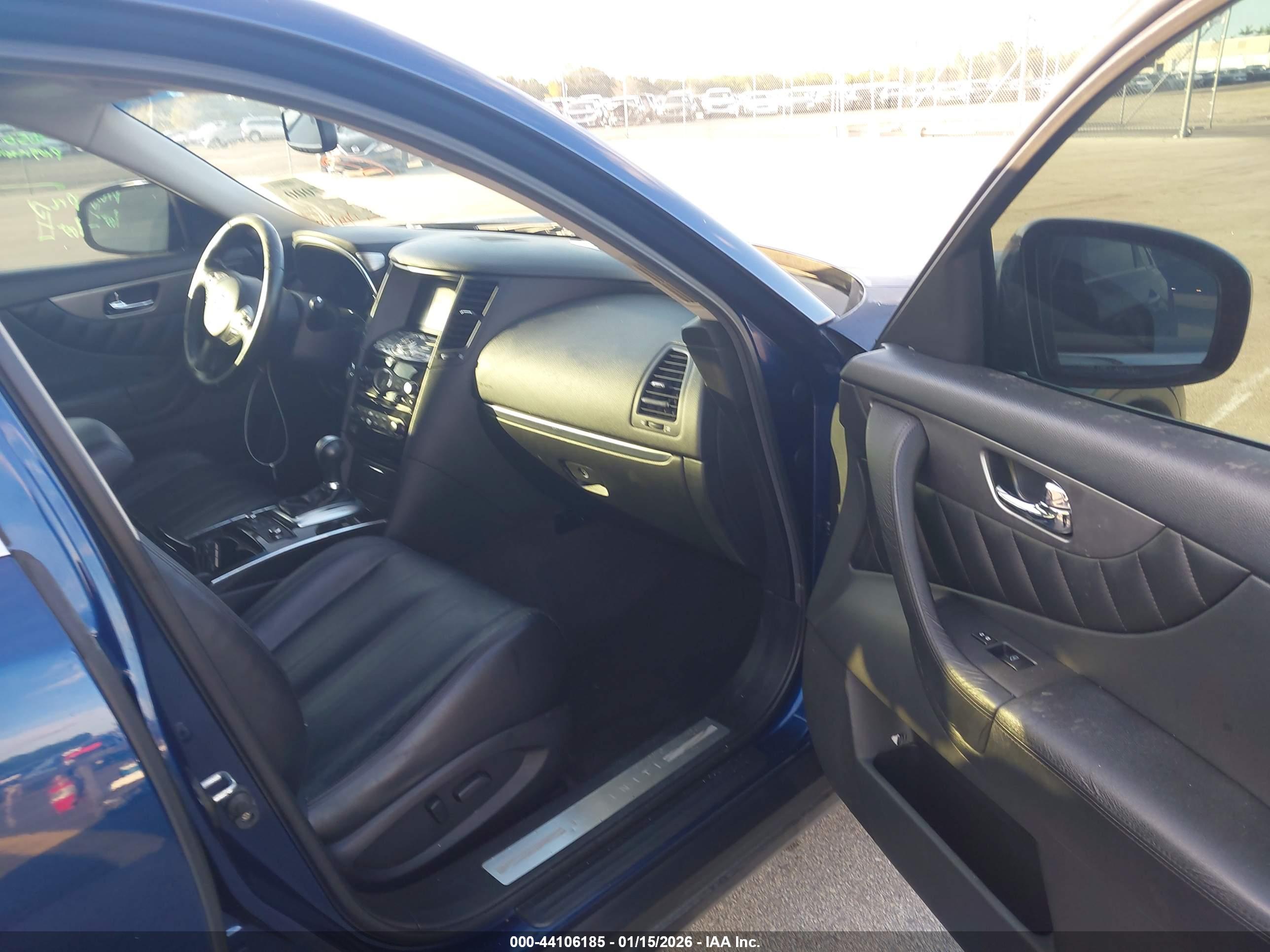INFINITI QX70 image 5