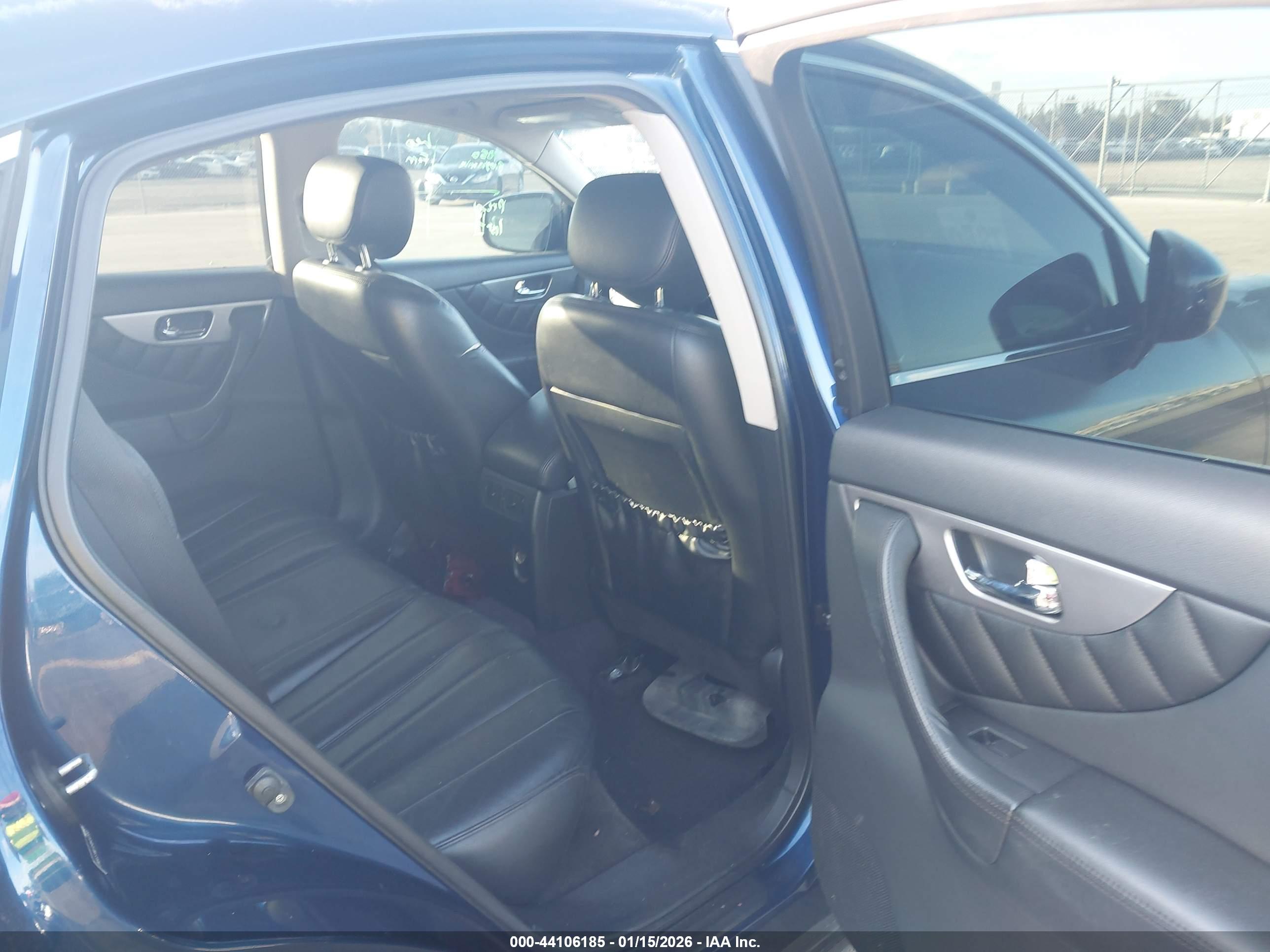 INFINITI QX70 image 8
