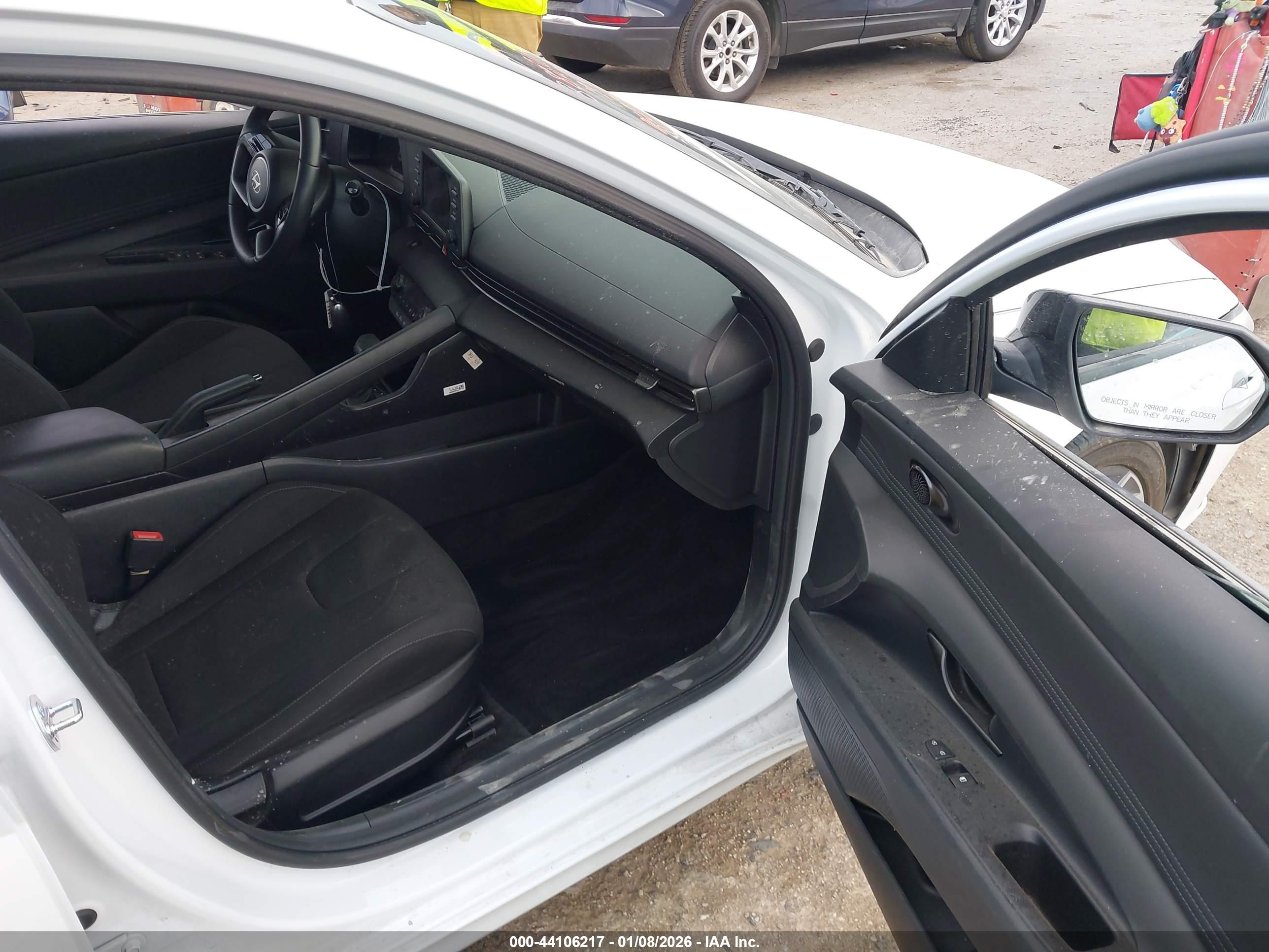 HYUNDAI ELANTRA image 5