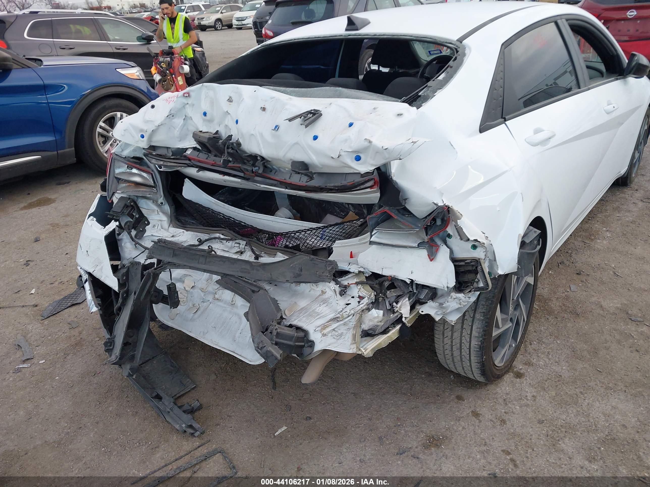 HYUNDAI ELANTRA image 6