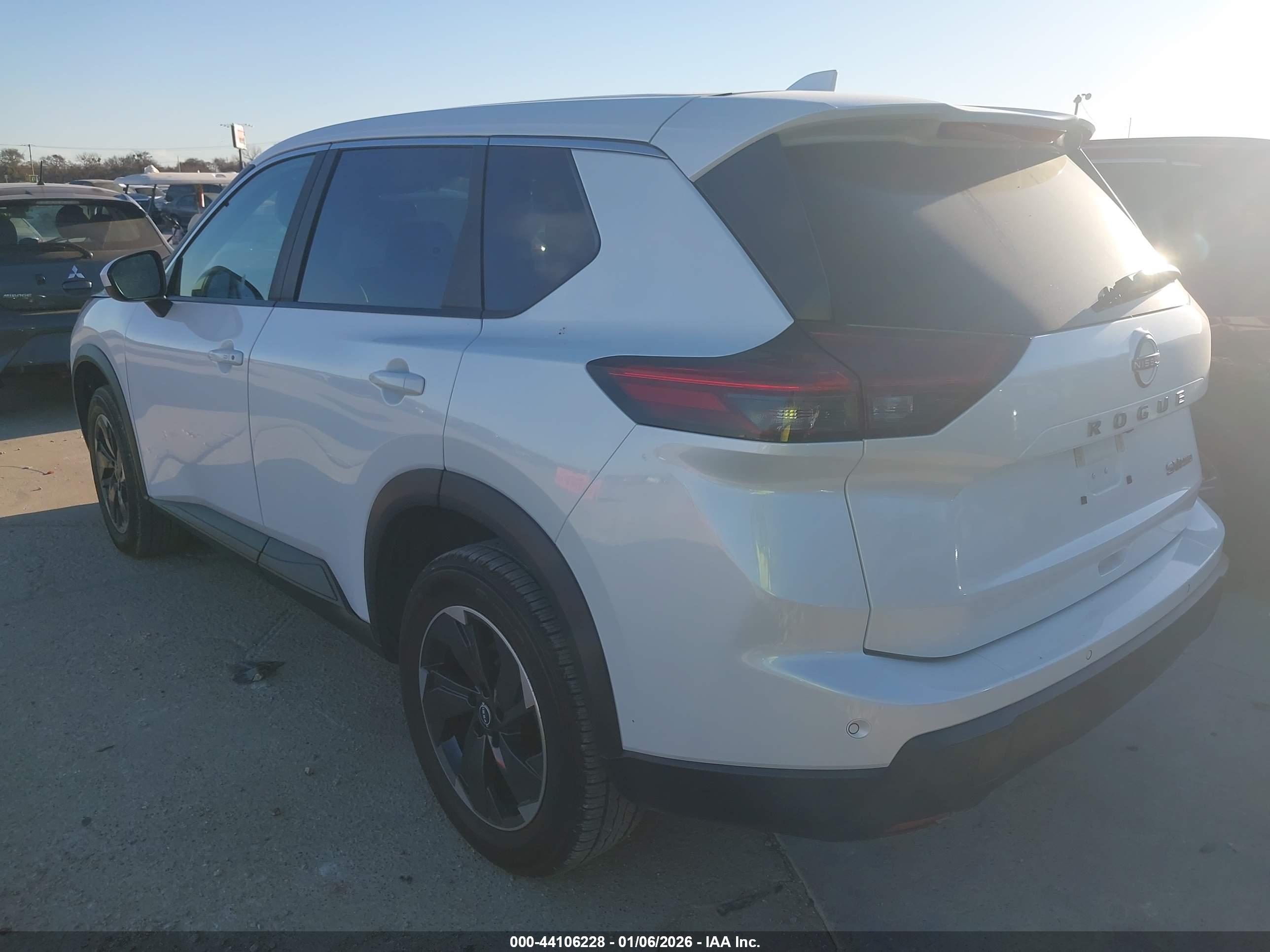 NISSAN ROGUE image 3