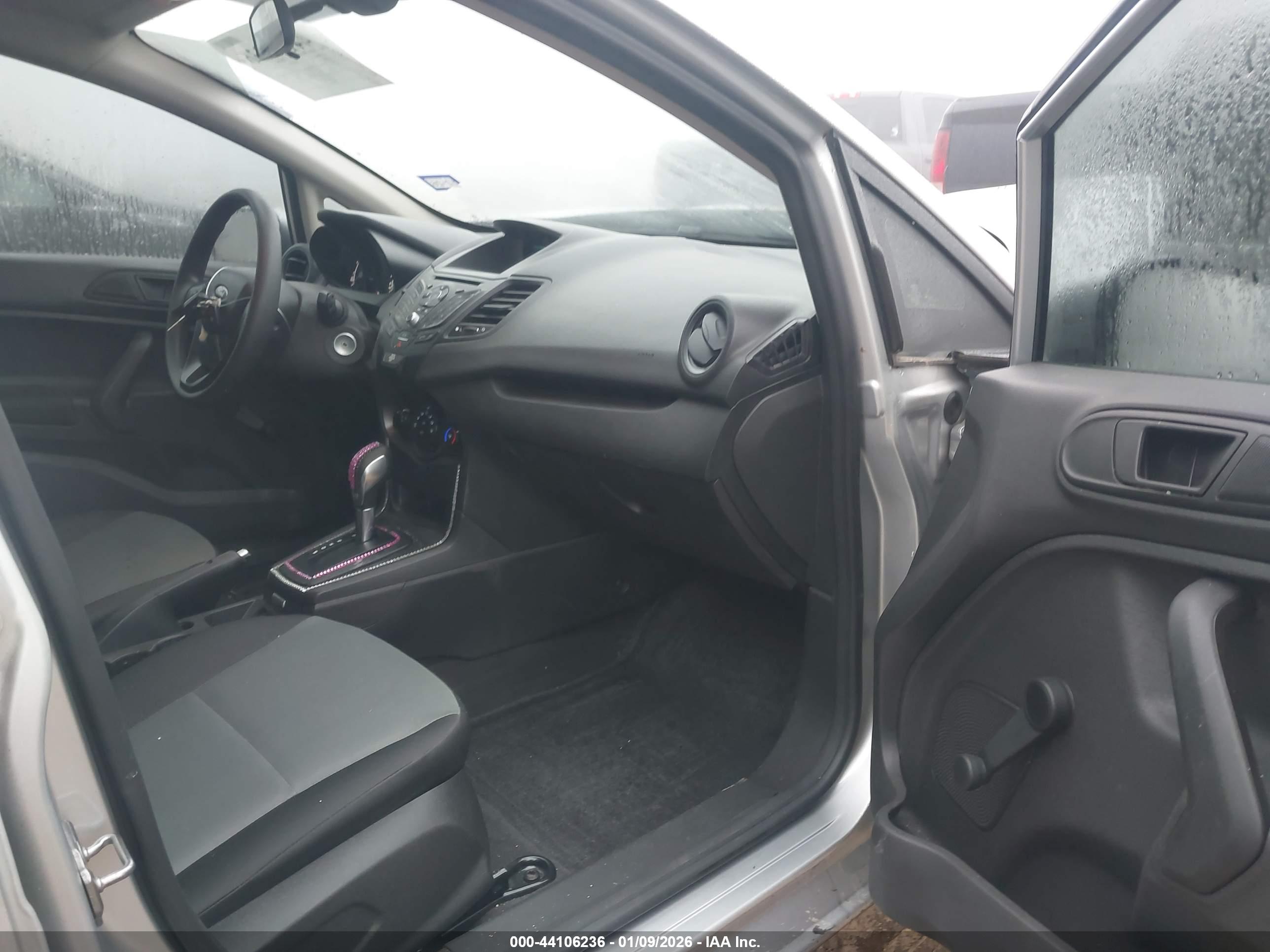 FORD FIESTA image 5
