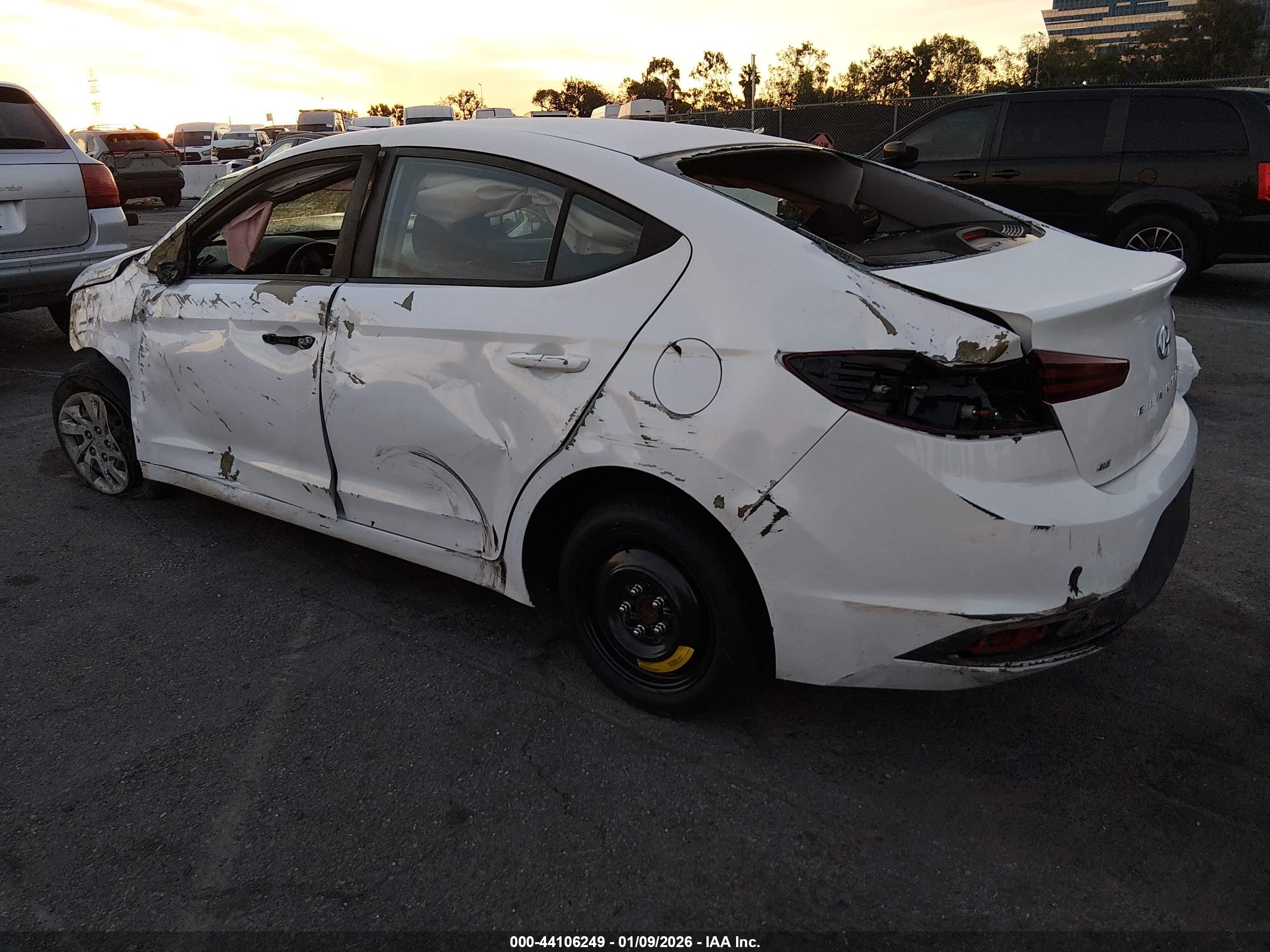 HYUNDAI ELANTRA image 3