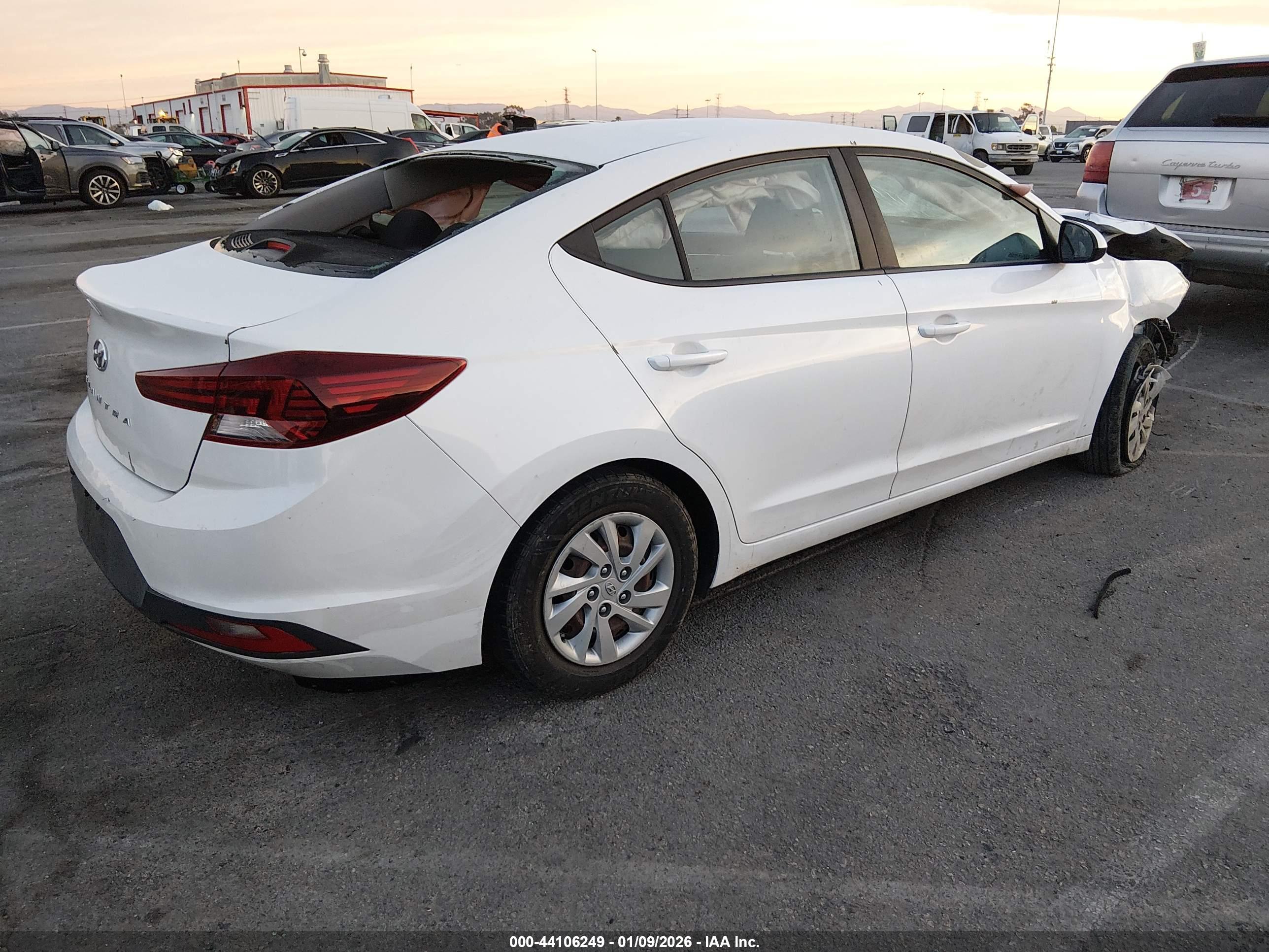 HYUNDAI ELANTRA image 4