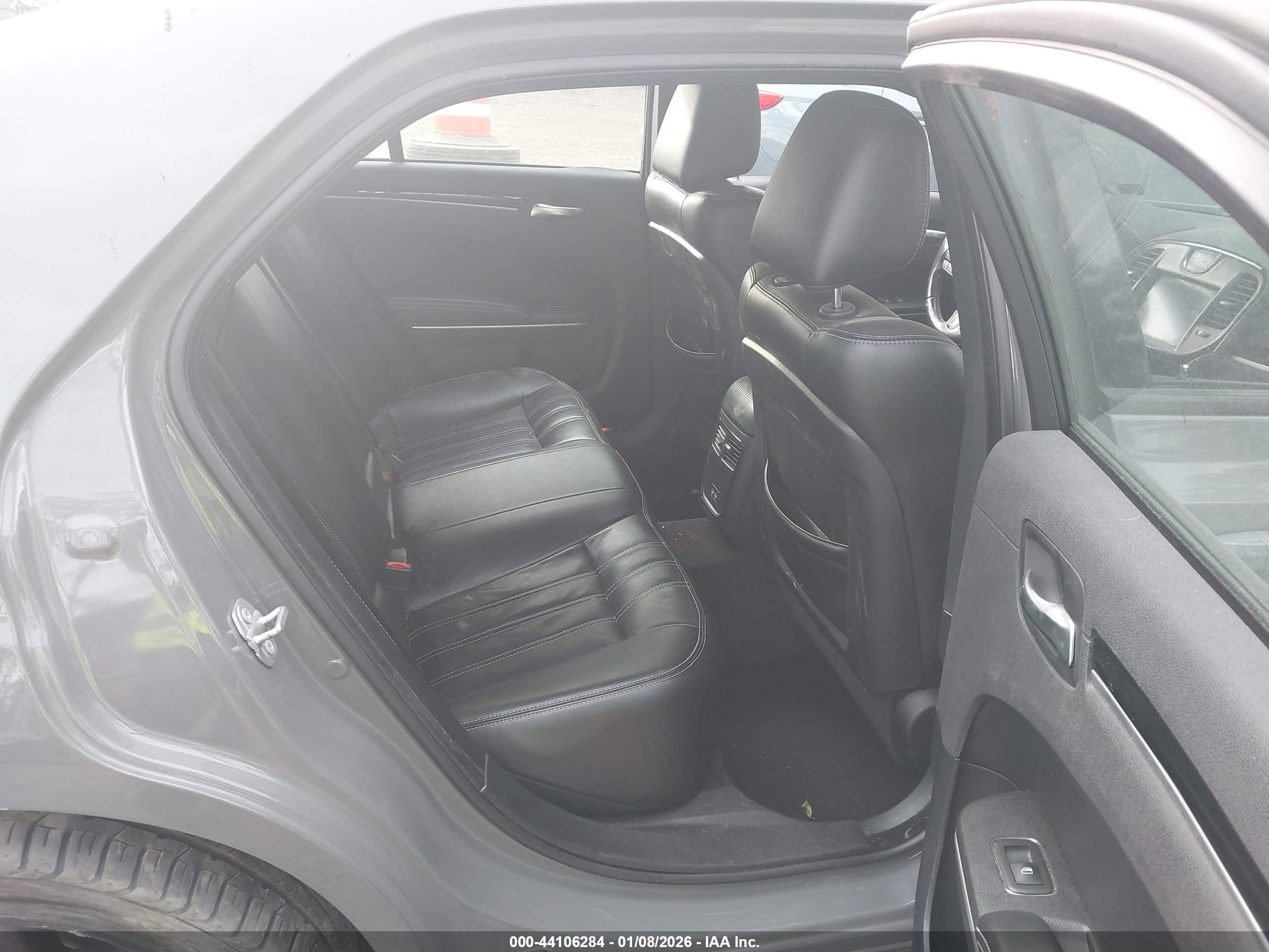 CHRYSLER 300 image 8
