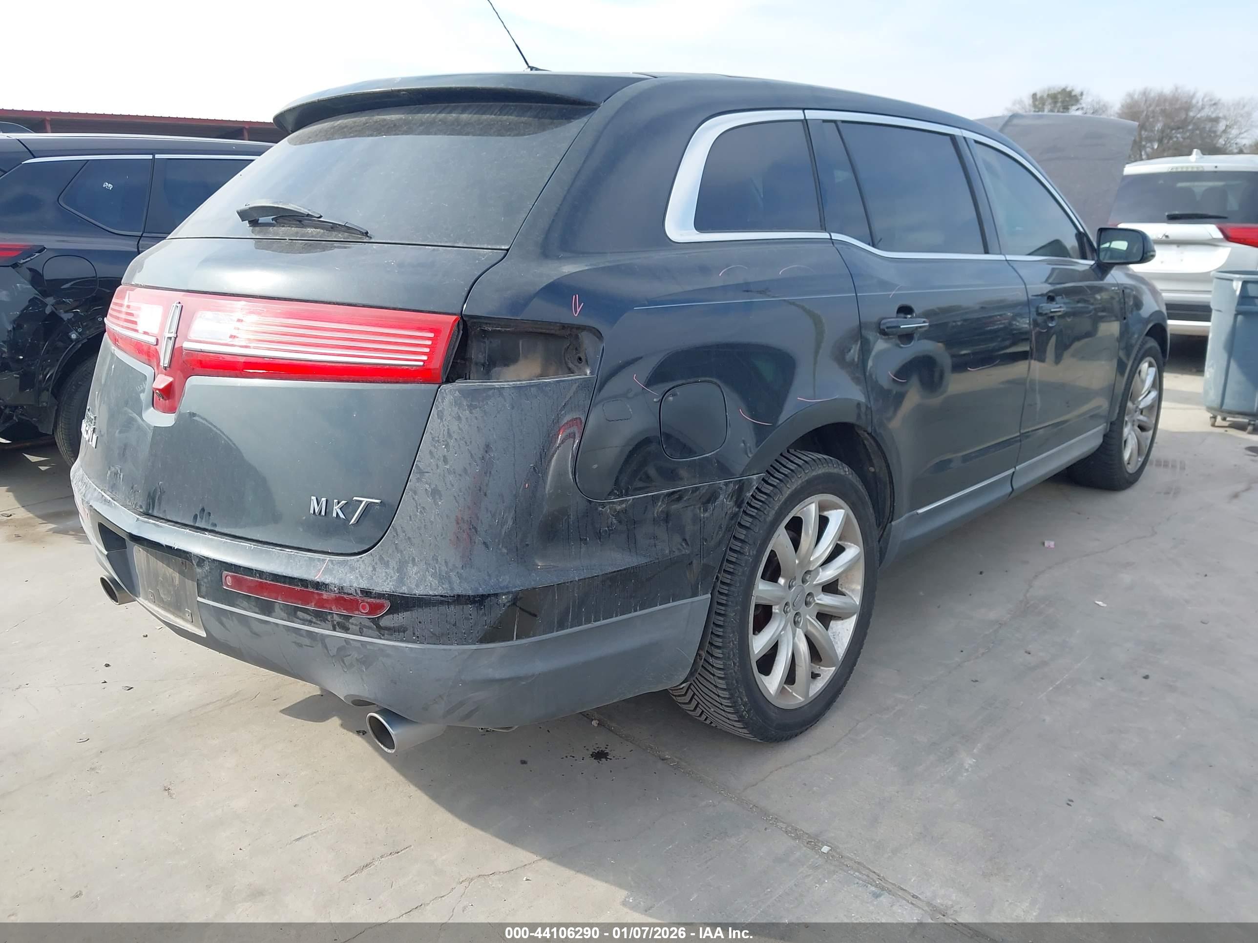 LINCOLN MKT image 4