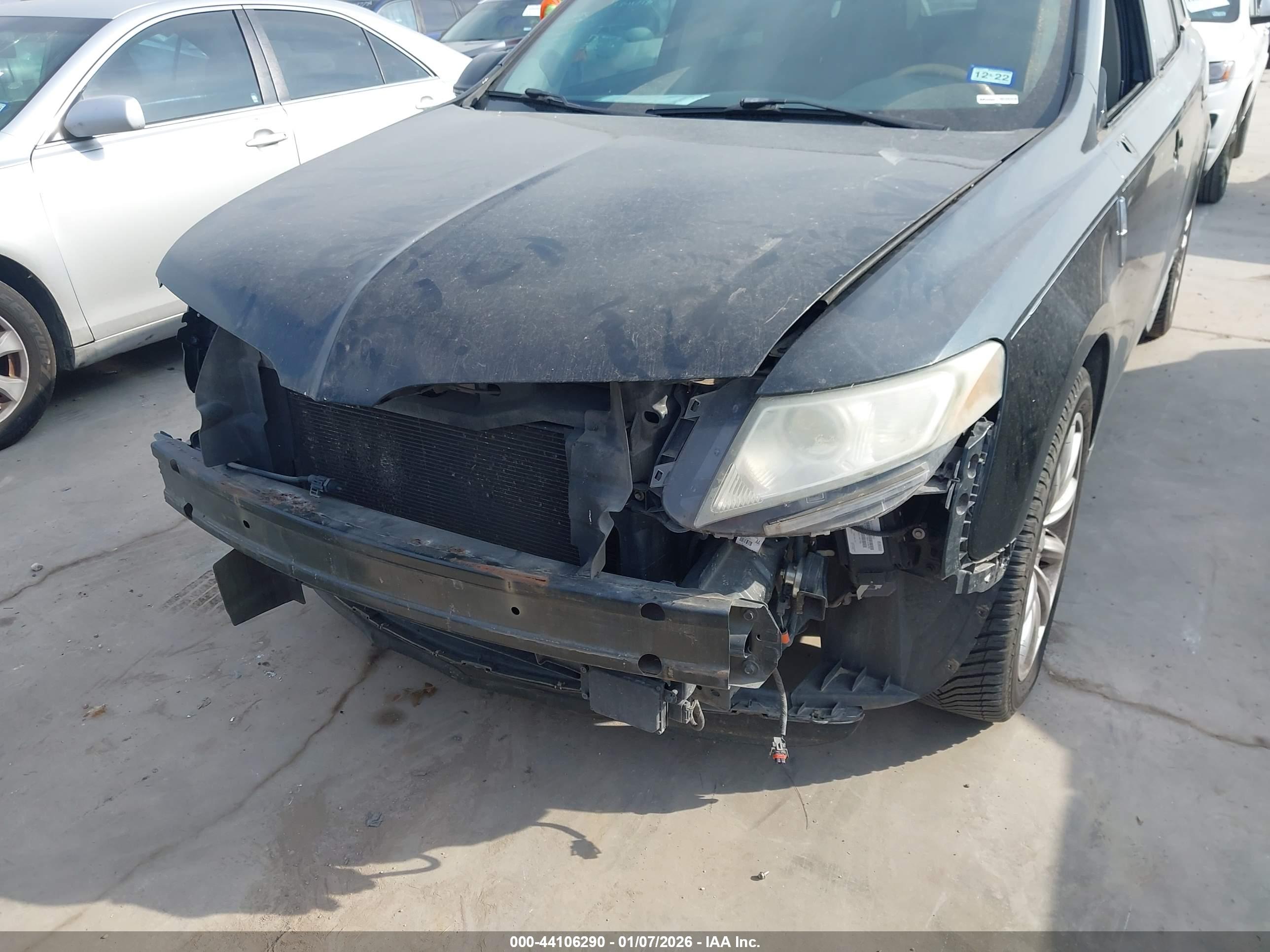 LINCOLN MKT image 6