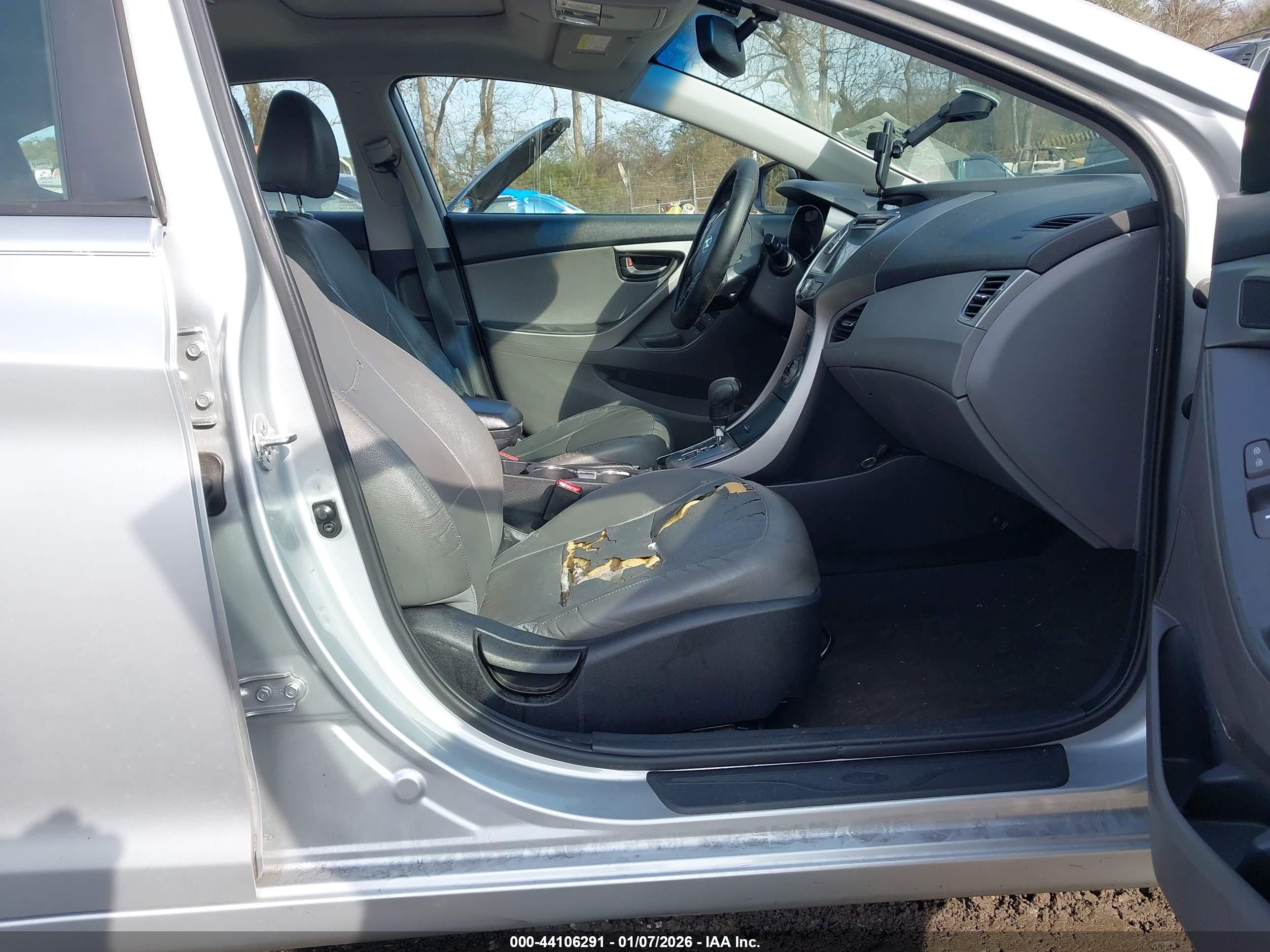 HYUNDAI ELANTRA image 5