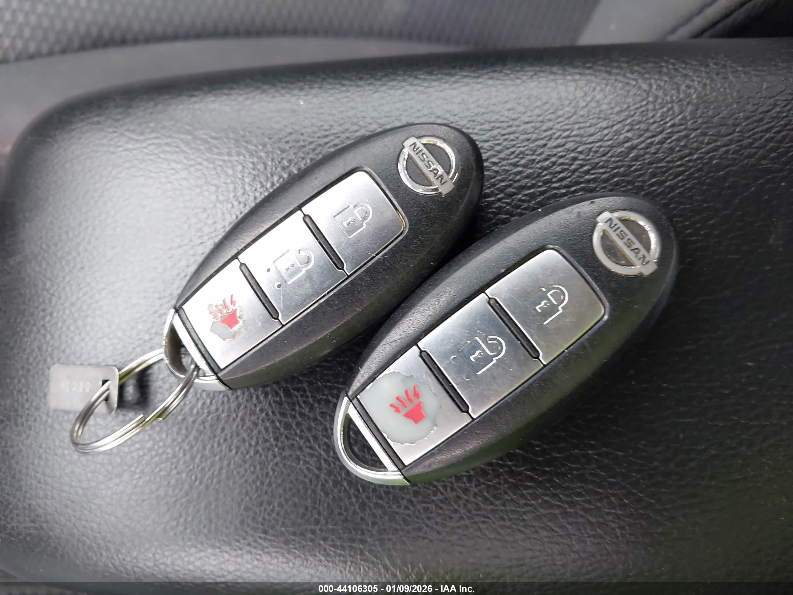 NISSAN VERSA image 11